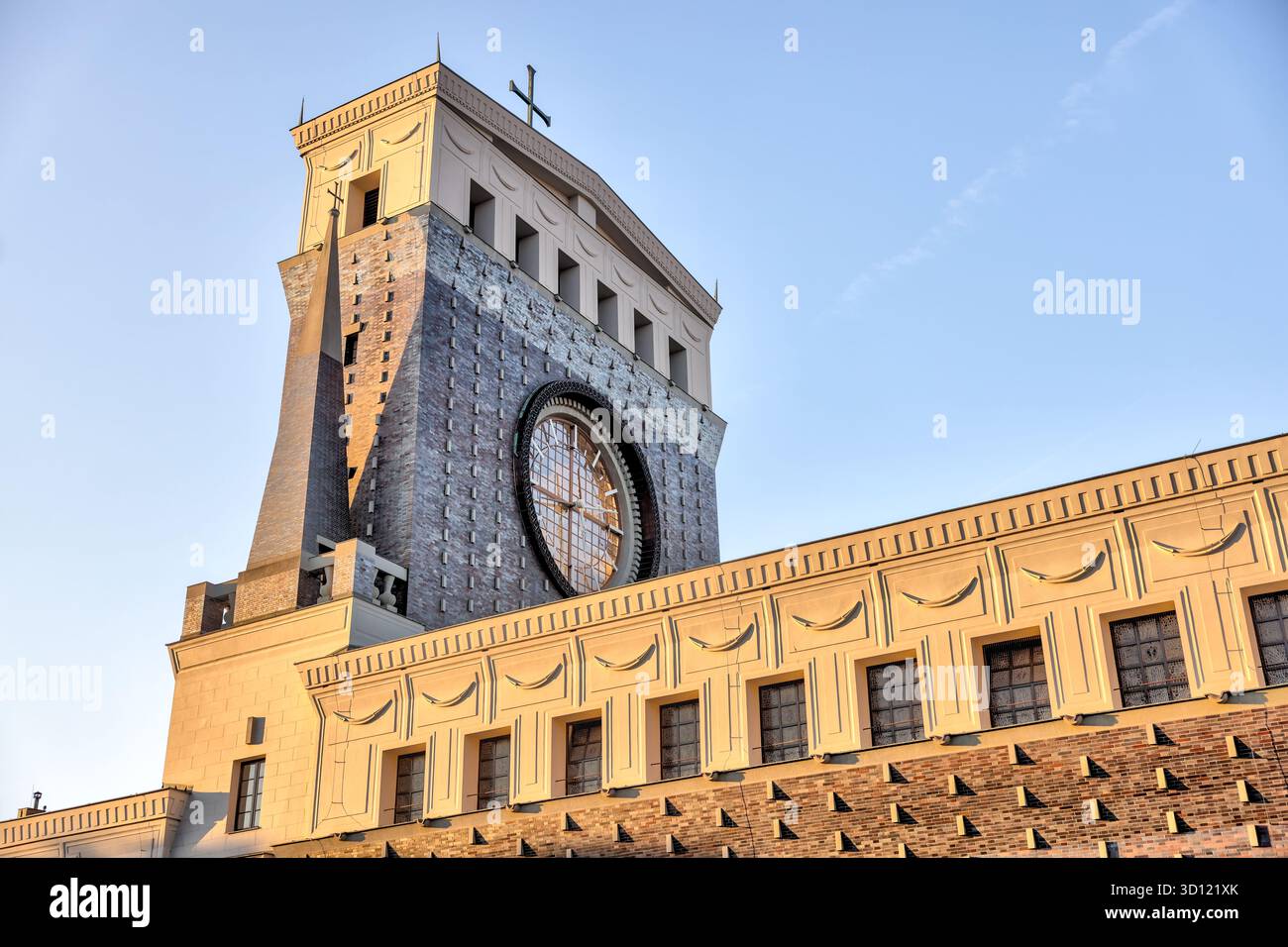 Église du très Sacré-cœur de notre Seigneur à Prague, République tchèque, avec sa tour de l'horloge distinctive éclairée par la lumière du soleil tôt le matin. Banque D'Images