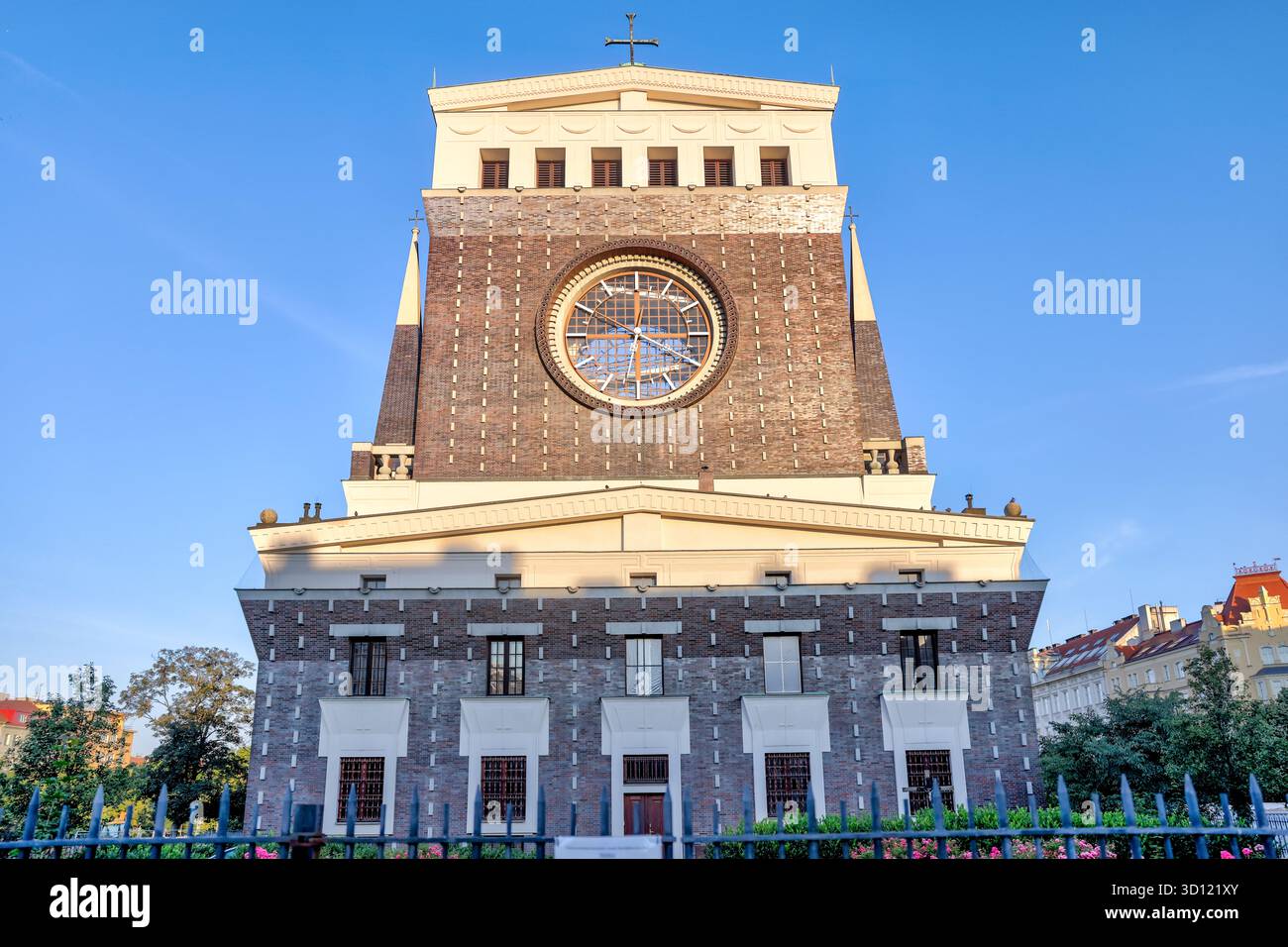 Église du très Sacré-cœur de notre Seigneur à Prague, République tchèque, avec sa tour de l'horloge distinctive éclairée par la lumière du soleil tôt le matin. Banque D'Images