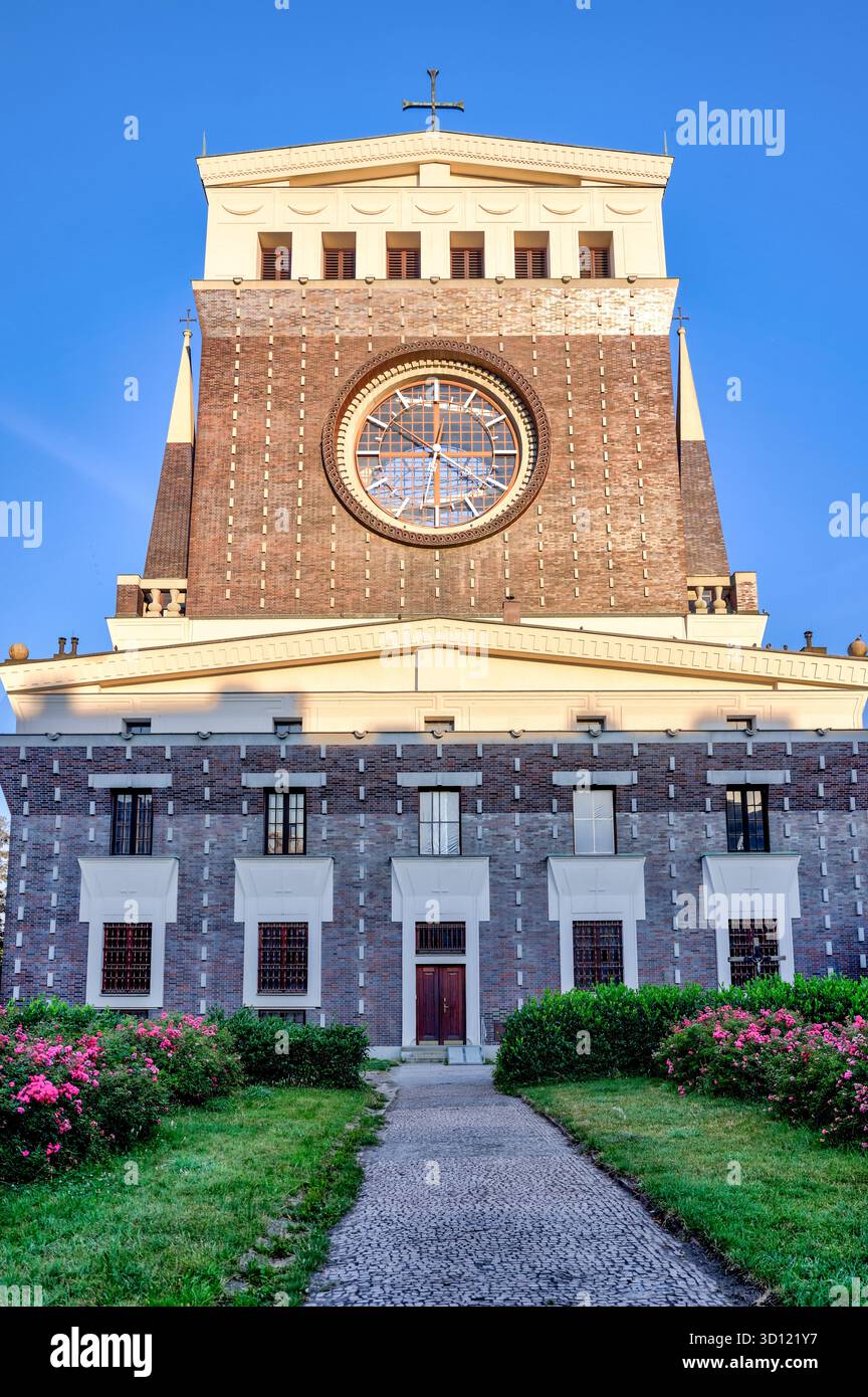 Église du très Sacré-cœur de notre Seigneur à Prague, République tchèque, avec sa tour de l'horloge distinctive éclairée par la lumière du soleil tôt le matin. Banque D'Images
