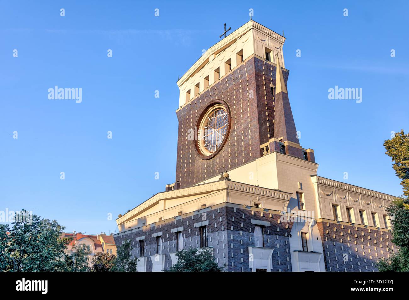 Église du très Sacré-cœur de notre Seigneur à Prague, République tchèque, avec sa tour de l'horloge distinctive éclairée par la lumière du soleil tôt le matin. Banque D'Images
