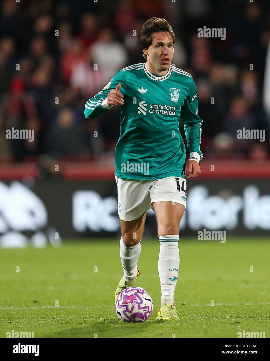 Londres, Royaume-Uni. 25 octobre 2025. Londres, Angleterre, octobre 25 2025 : Federico Chiesa (14 Liverpool) lors du match de premier League entre Brentford et Liverpool au Gtech Community Stadium à Londres, en Angleterre. (Photo de Jay Patel/Sports Press photo/SPP) crédit : SPP Sport Press photo. /Alamy Live News Banque D'Images