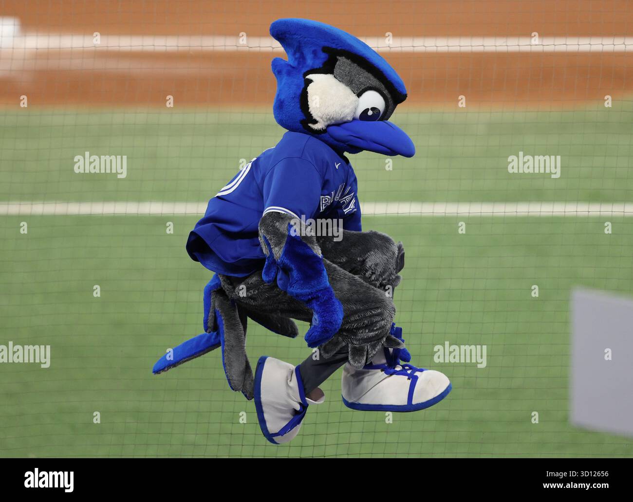 Toronto, Canada. 25 octobre 2025. ACE, la mascotte des Blue Jays de Toronto, se produit en deuxième manche lors du deuxième match des séries mondiales de la MLB contre les Dodgers de Los Angeles au Rogers Centre à Toronto, Canada, le samedi 25 octobre 2025. Photo de Aaron Josefczyk/UPI crédit : UPI/Alamy Live News Banque D'Images