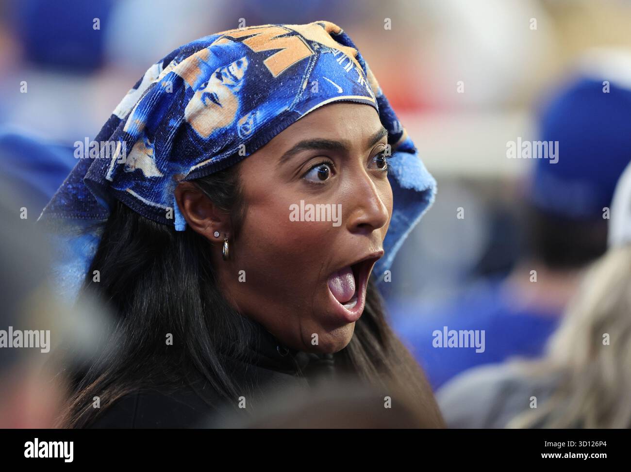 Toronto, Canada. 25 octobre 2025. Un fan des Blue Jays de Toronto réagit à un match en quatrième manche lors du deuxième match des séries mondiales de la MLB contre les Dodgers de Los Angeles au Rogers Centre à Toronto, Canada, le samedi 25 octobre 2025. Photo de Aaron Josefczyk/UPI crédit : UPI/Alamy Live News Banque D'Images