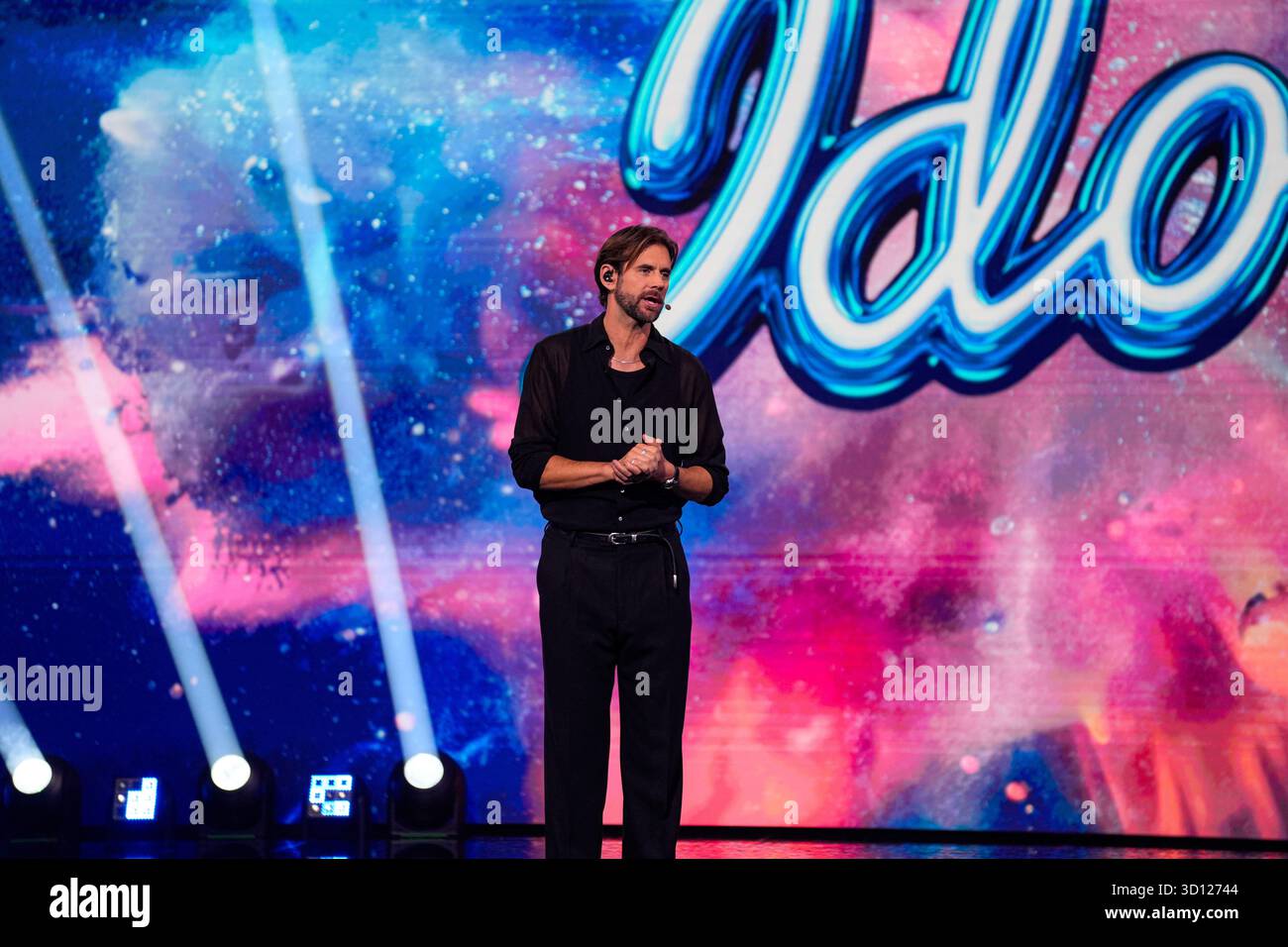 Centre de congrès Filadelfia, Stockholm, Suède. 25 octobre 2025. Dans le deuxième épisode live d'Idol 2025 sur TV4, huit concurrents se sont affrontés dans des rondes de duel intenses. Après les représentations et le vote du public, deux participants ont été éliminés, réduisant le nombre de participants à mesure que la compétition s'intensifie. Le spectacle comportait des voix brutes en direct, un éclairage dramatique et une tension à enjeux élevés. Pär Lernström crédit : Daniel Bengtsson/Alamy Live News Banque D'Images