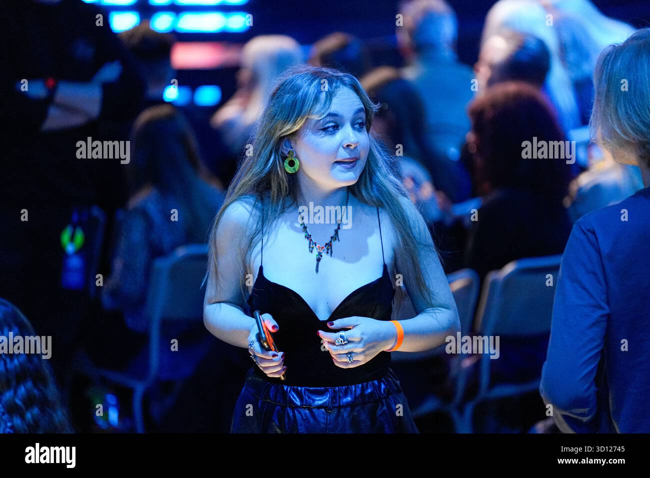 Centre de congrès Filadelfia, Stockholm, Suède. 25 octobre 2025. Dans le deuxième épisode live d'Idol 2025 sur TV4, huit concurrents se sont affrontés dans des rondes de duel intenses. Après les représentations et le vote du public, deux participants ont été éliminés, réduisant le nombre de participants à mesure que la compétition s'intensifie. Le spectacle comportait des voix brutes en direct, un éclairage dramatique et une tension à enjeux élevés. Margaux Flavet crédit : Daniel Bengtsson/Alamy Live News Banque D'Images