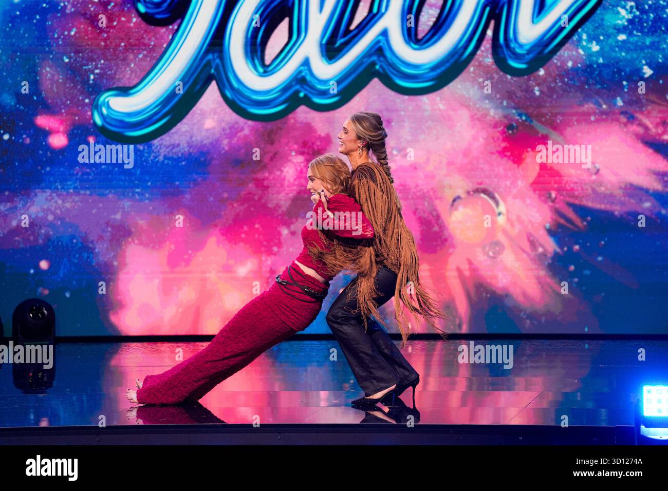 Centre de congrès Filadelfia, Stockholm, Suède. 25 octobre 2025. Dans le deuxième épisode live d'Idol 2025 sur TV4, huit concurrents se sont affrontés dans des rondes de duel intenses. Après les représentations et le vote du public, deux participants ont été éliminés, réduisant le nombre de participants à mesure que la compétition s'intensifie. Le spectacle comportait des voix brutes en direct, un éclairage dramatique et une tension à enjeux élevés. Crédit : Daniel Bengtsson/Alamy Live News Banque D'Images
