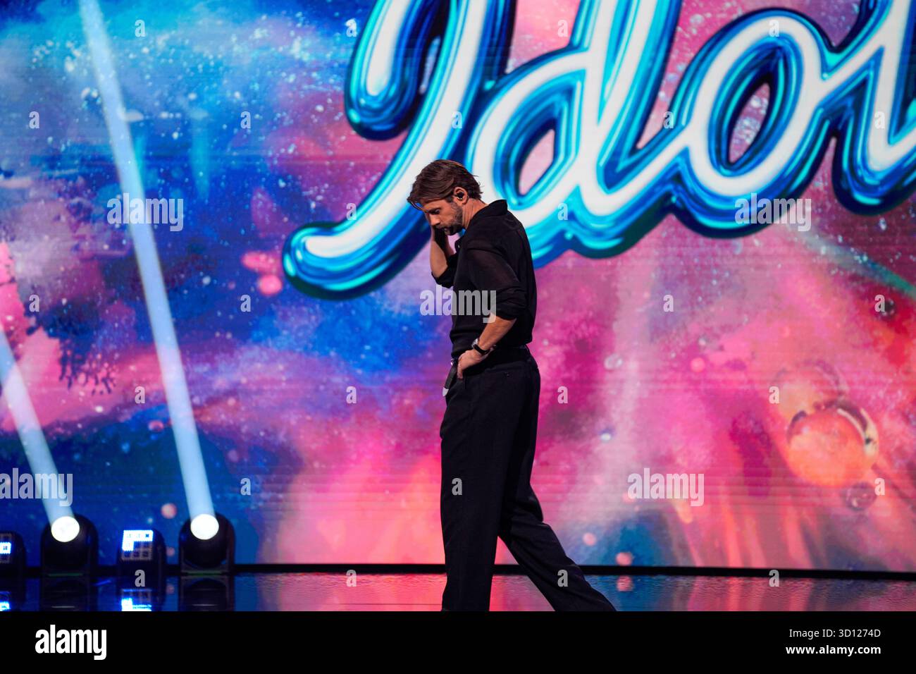 Centre de congrès Filadelfia, Stockholm, Suède. 25 octobre 2025. Dans le deuxième épisode live d'Idol 2025 sur TV4, huit concurrents se sont affrontés dans des rondes de duel intenses. Après les représentations et le vote du public, deux participants ont été éliminés, réduisant le nombre de participants à mesure que la compétition s'intensifie. Le spectacle comportait des voix brutes en direct, un éclairage dramatique et une tension à enjeux élevés. Pär Lernström crédit : Daniel Bengtsson/Alamy Live News Banque D'Images