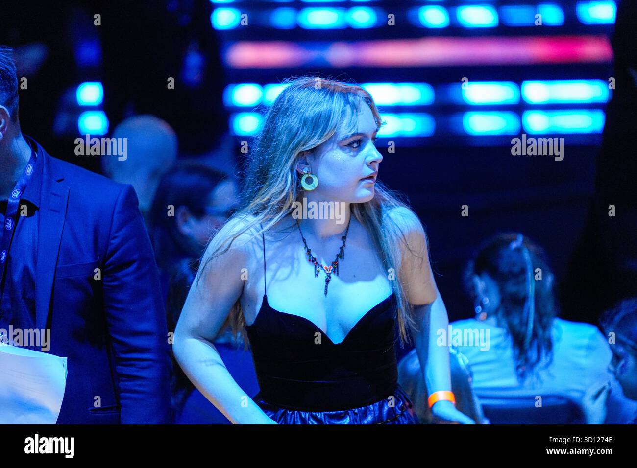 Centre de congrès Filadelfia, Stockholm, Suède. 25 octobre 2025. Dans le deuxième épisode live d'Idol 2025 sur TV4, huit concurrents se sont affrontés dans des rondes de duel intenses. Après les représentations et le vote du public, deux participants ont été éliminés, réduisant le nombre de participants à mesure que la compétition s'intensifie. Le spectacle comportait des voix brutes en direct, un éclairage dramatique et une tension à enjeux élevés. Margaux Flavet crédit : Daniel Bengtsson/Alamy Live News Banque D'Images