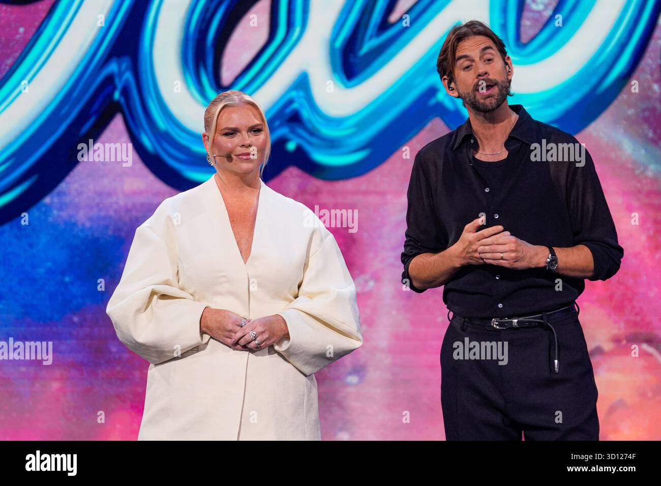 Centre de congrès Filadelfia, Stockholm, Suède. 25 octobre 2025. Dans le deuxième épisode live d'Idol 2025 sur TV4, huit concurrents se sont affrontés dans des rondes de duel intenses. Après les représentations et le vote du public, deux participants ont été éliminés, réduisant le nombre de participants à mesure que la compétition s'intensifie. Le spectacle comportait des voix brutes en direct, un éclairage dramatique et une tension à enjeux élevés. Johanna Nordström, Pär Lernström crédit : Daniel Bengtsson/Alamy Live News Banque D'Images