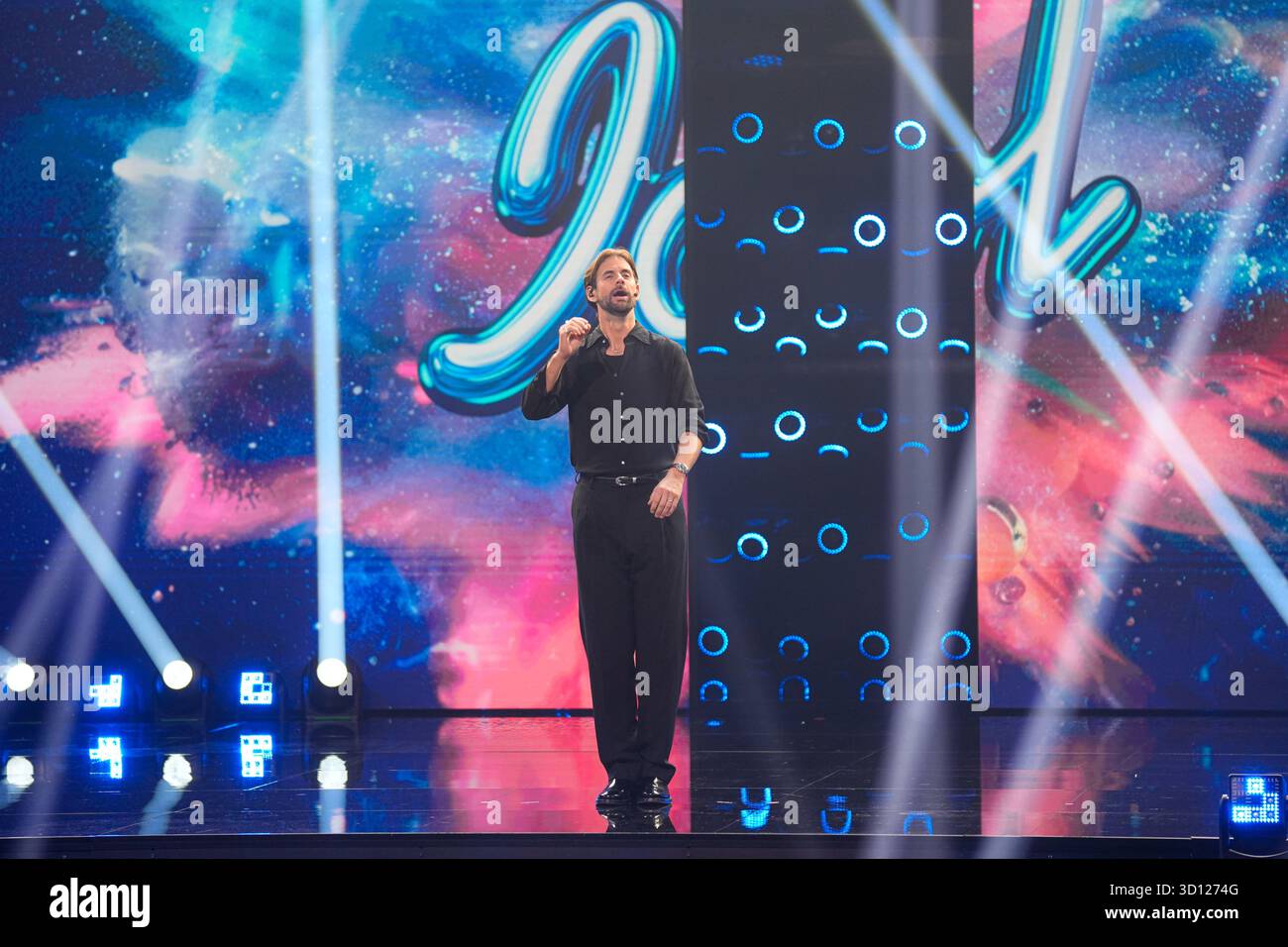 Centre de congrès Filadelfia, Stockholm, Suède. 25 octobre 2025. Dans le deuxième épisode live d'Idol 2025 sur TV4, huit concurrents se sont affrontés dans des rondes de duel intenses. Après les représentations et le vote du public, deux participants ont été éliminés, réduisant le nombre de participants à mesure que la compétition s'intensifie. Le spectacle comportait des voix brutes en direct, un éclairage dramatique et une tension à enjeux élevés. Pär Lernström crédit : Daniel Bengtsson/Alamy Live News Banque D'Images