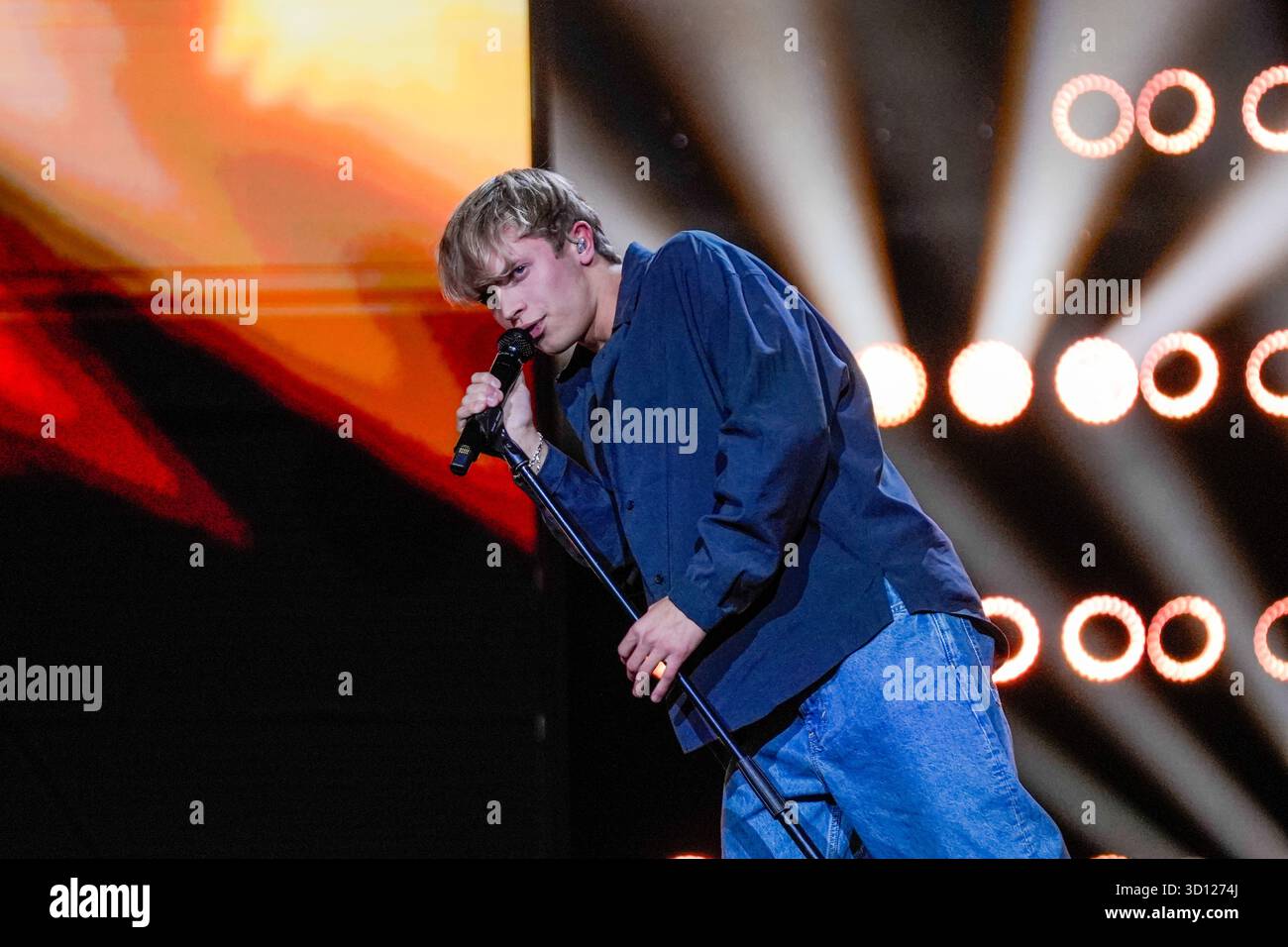 Centre de congrès Filadelfia, Stockholm, Suède. 25 octobre 2025. Dans le deuxième épisode live d'Idol 2025 sur TV4, huit concurrents se sont affrontés dans des rondes de duel intenses. Après les représentations et le vote du public, deux participants ont été éliminés, réduisant le nombre de participants à mesure que la compétition s'intensifie. Le spectacle comportait des voix brutes en direct, un éclairage dramatique et une tension à enjeux élevés. Crédit : Daniel Bengtsson/Alamy Live News Banque D'Images
