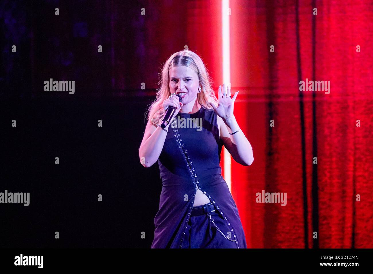 Centre de congrès Filadelfia, Stockholm, Suède. 25 octobre 2025. Dans le deuxième épisode live d'Idol 2025 sur TV4, huit concurrents se sont affrontés dans des rondes de duel intenses. Après les représentations et le vote du public, deux participants ont été éliminés, réduisant le nombre de participants à mesure que la compétition s'intensifie. Le spectacle comportait des voix brutes en direct, un éclairage dramatique et une tension à enjeux élevés. Crédit : Daniel Bengtsson/Alamy Live News Banque D'Images