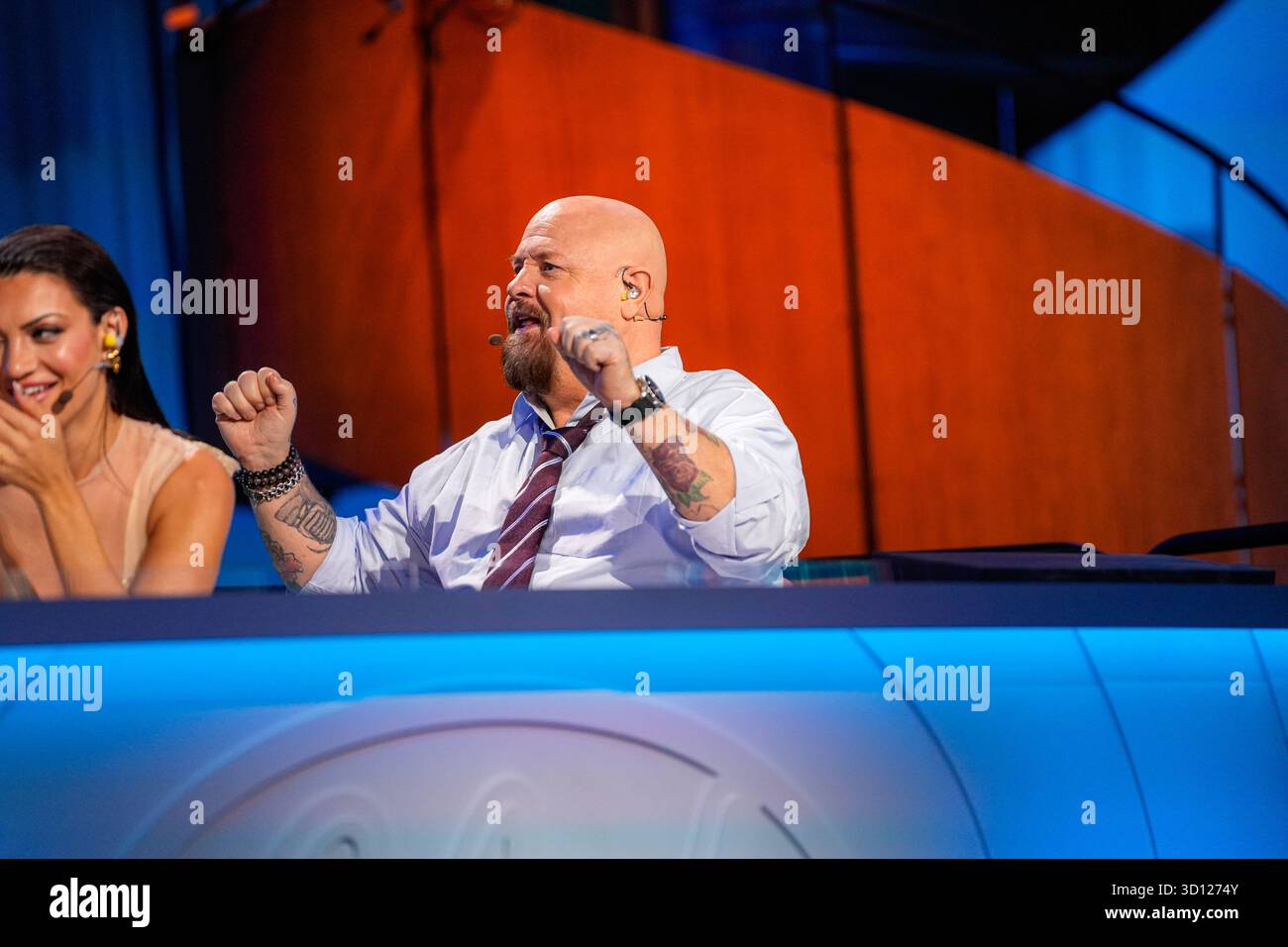 Centre de congrès Filadelfia, Stockholm, Suède. 25 octobre 2025. Dans le deuxième épisode live d'Idol 2025 sur TV4, huit concurrents se sont affrontés dans des rondes de duel intenses. Après les représentations et le vote du public, deux participants ont été éliminés, réduisant le nombre de participants à mesure que la compétition s'intensifie. Le spectacle comportait des voix brutes en direct, un éclairage dramatique et une tension à enjeux élevés. Crédit : Daniel Bengtsson/Alamy Live News Banque D'Images