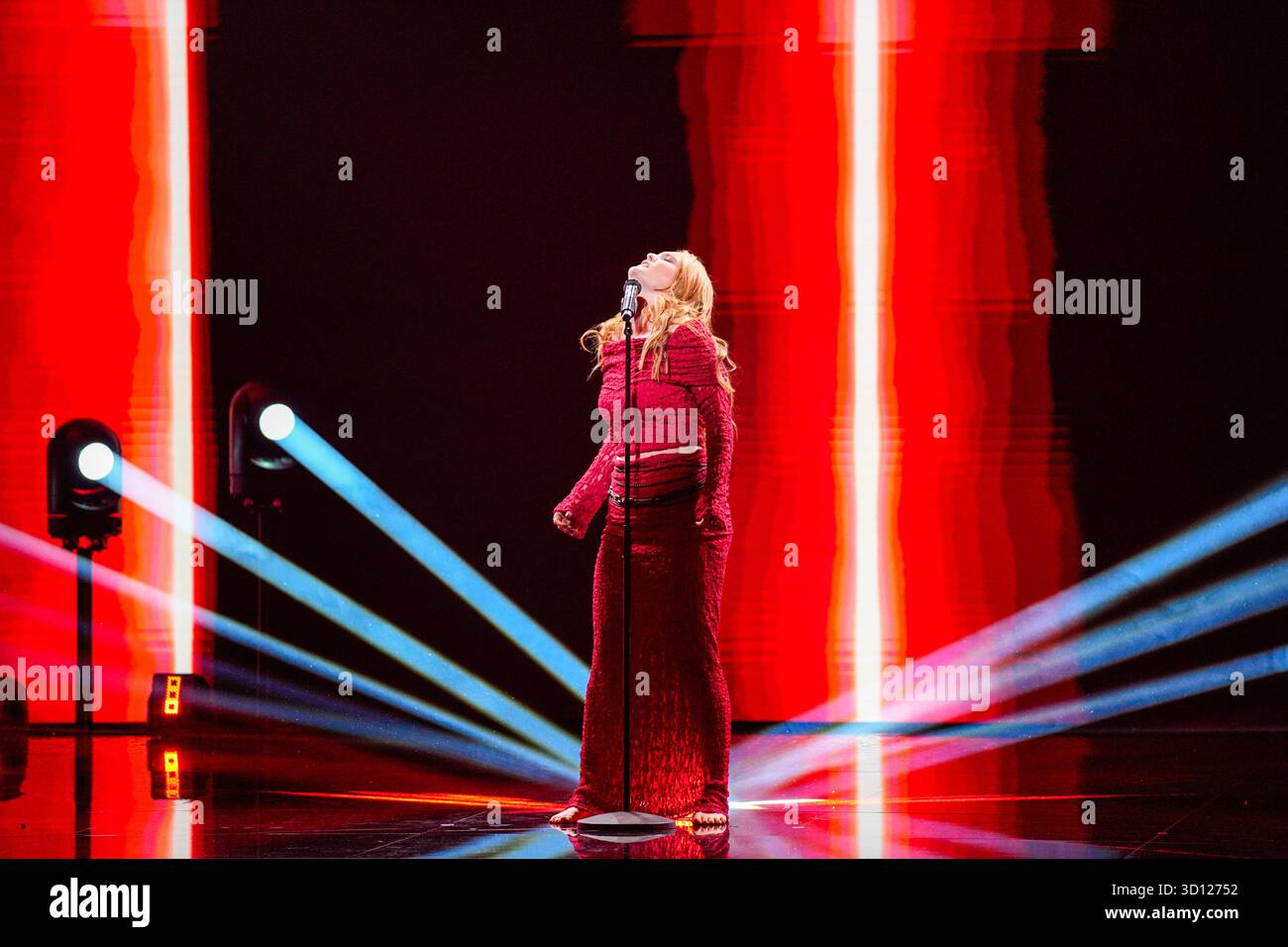 Centre de congrès Filadelfia, Stockholm, Suède. 25 octobre 2025. Dans le deuxième épisode live d'Idol 2025 sur TV4, huit concurrents se sont affrontés dans des rondes de duel intenses. Après les représentations et le vote du public, deux participants ont été éliminés, réduisant le nombre de participants à mesure que la compétition s'intensifie. Le spectacle comportait des voix brutes en direct, un éclairage dramatique et une tension à enjeux élevés. Crédit : Daniel Bengtsson/Alamy Live News Banque D'Images