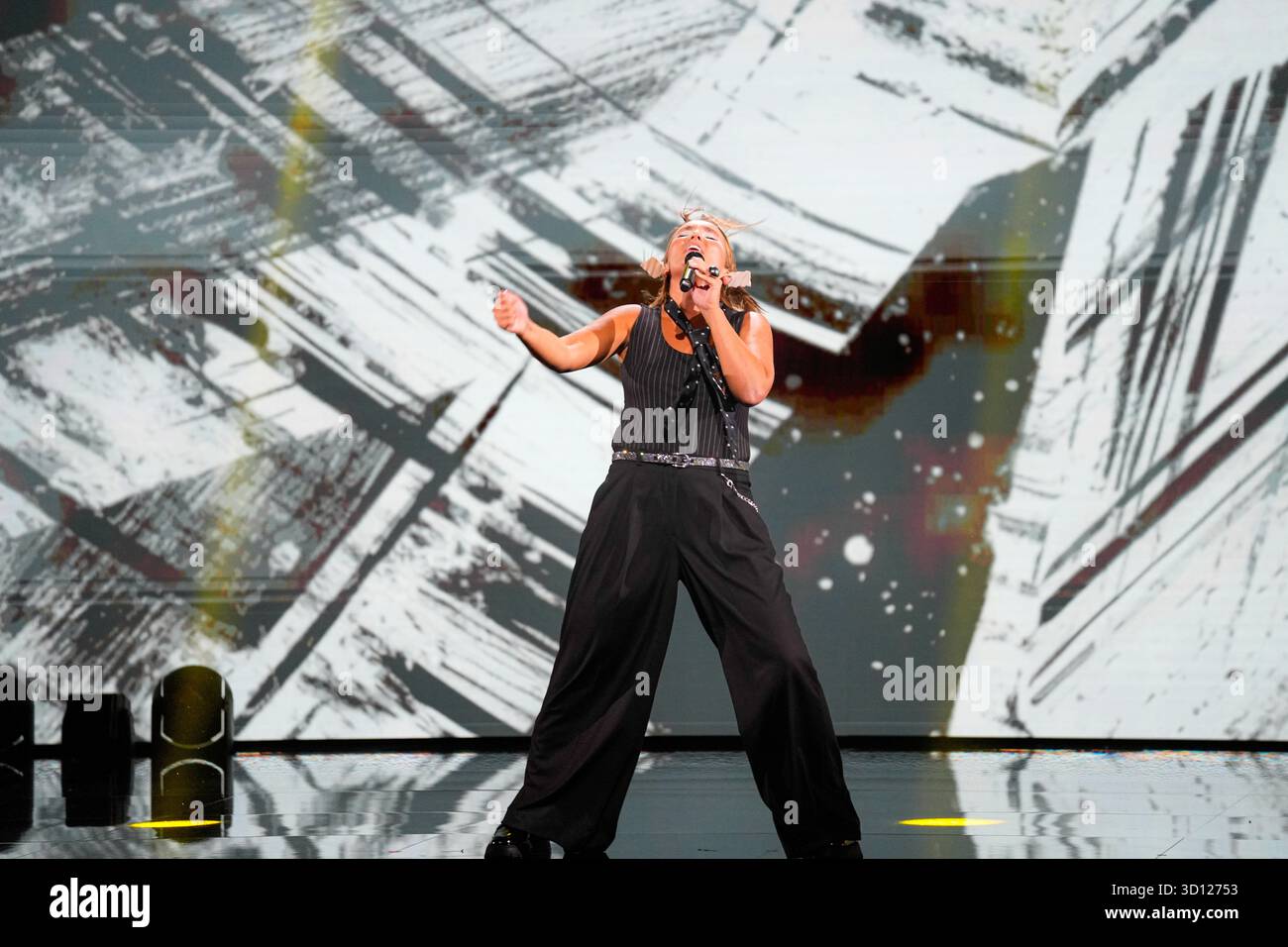 Centre de congrès Filadelfia, Stockholm, Suède. 25 octobre 2025. Dans le deuxième épisode live d'Idol 2025 sur TV4, huit concurrents se sont affrontés dans des rondes de duel intenses. Après les représentations et le vote du public, deux participants ont été éliminés, réduisant le nombre de participants à mesure que la compétition s'intensifie. Le spectacle comportait des voix brutes en direct, un éclairage dramatique et une tension à enjeux élevés. Crédit : Daniel Bengtsson/Alamy Live News Banque D'Images