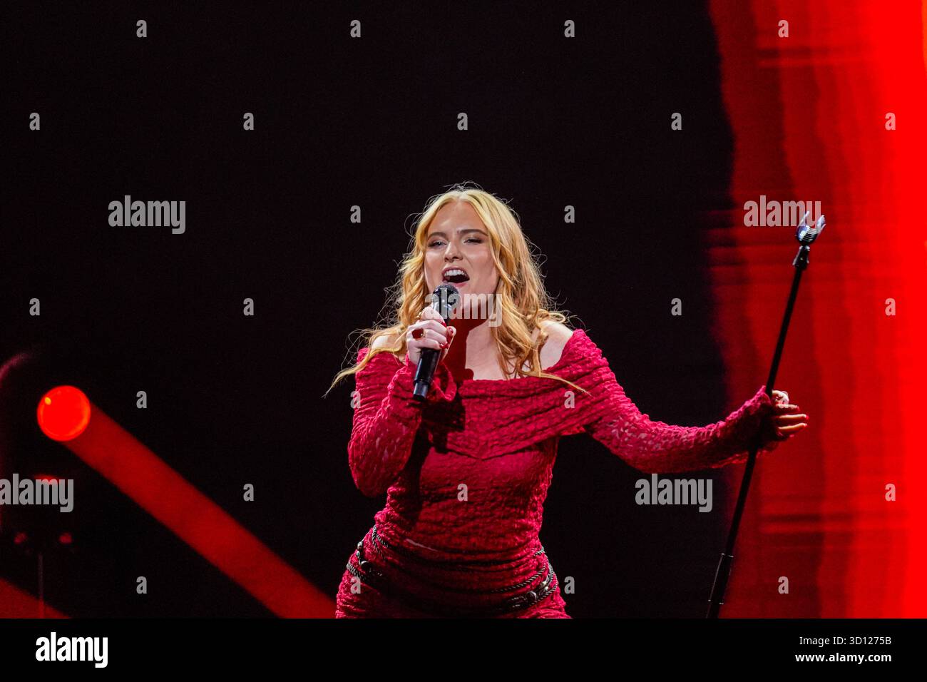 Centre de congrès Filadelfia, Stockholm, Suède. 25 octobre 2025. Dans le deuxième épisode live d'Idol 2025 sur TV4, huit concurrents se sont affrontés dans des rondes de duel intenses. Après les représentations et le vote du public, deux participants ont été éliminés, réduisant le nombre de participants à mesure que la compétition s'intensifie. Le spectacle comportait des voix brutes en direct, un éclairage dramatique et une tension à enjeux élevés. Crédit : Daniel Bengtsson/Alamy Live News Banque D'Images