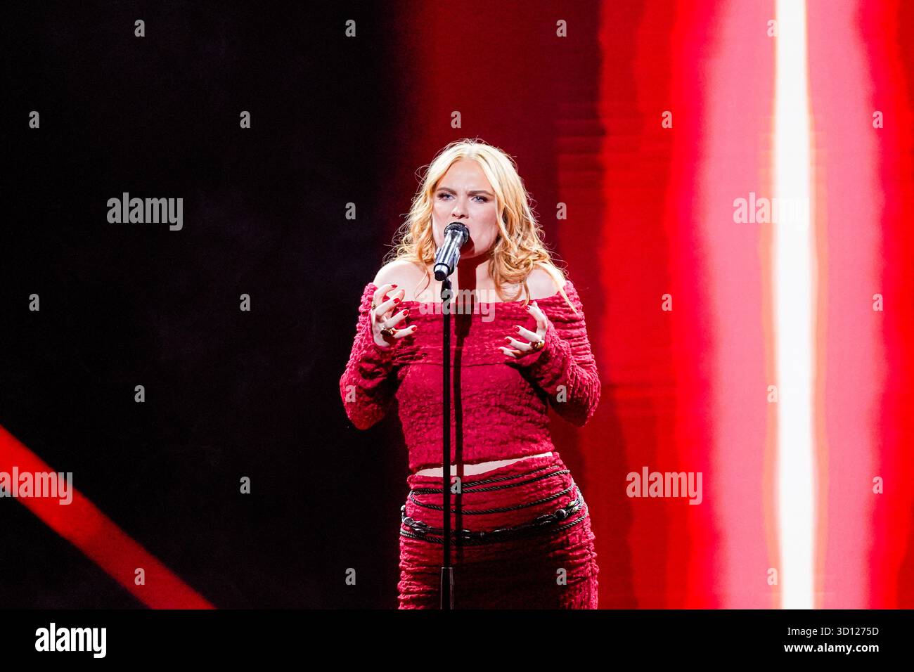 Centre de congrès Filadelfia, Stockholm, Suède. 25 octobre 2025. Dans le deuxième épisode live d'Idol 2025 sur TV4, huit concurrents se sont affrontés dans des rondes de duel intenses. Après les représentations et le vote du public, deux participants ont été éliminés, réduisant le nombre de participants à mesure que la compétition s'intensifie. Le spectacle comportait des voix brutes en direct, un éclairage dramatique et une tension à enjeux élevés. Crédit : Daniel Bengtsson/Alamy Live News Banque D'Images