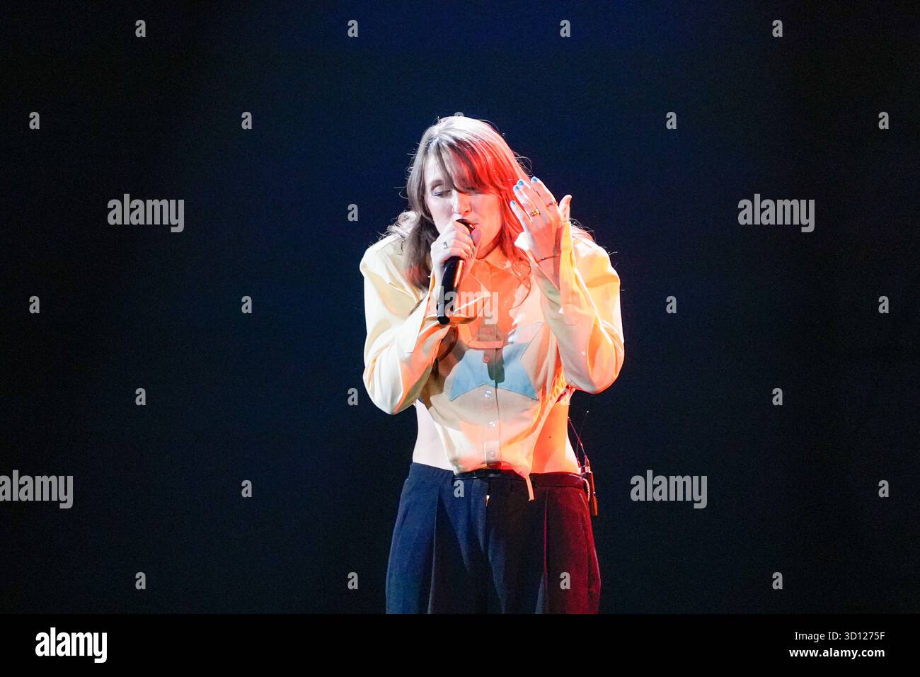 Centre de congrès Filadelfia, Stockholm, Suède. 25 octobre 2025. Dans le deuxième épisode live d'Idol 2025 sur TV4, huit concurrents se sont affrontés dans des rondes de duel intenses. Après les représentations et le vote du public, deux participants ont été éliminés, réduisant le nombre de participants à mesure que la compétition s'intensifie. Le spectacle comportait des voix brutes en direct, un éclairage dramatique et une tension à enjeux élevés. Myra Granberg crédit : Daniel Bengtsson/Alamy Live News Banque D'Images