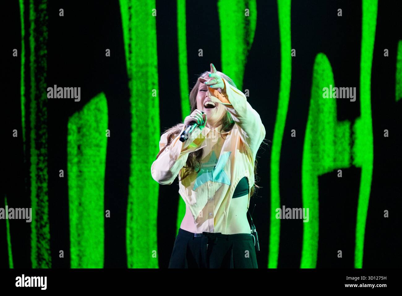 Centre de congrès Filadelfia, Stockholm, Suède. 25 octobre 2025. Dans le deuxième épisode live d'Idol 2025 sur TV4, huit concurrents se sont affrontés dans des rondes de duel intenses. Après les représentations et le vote du public, deux participants ont été éliminés, réduisant le nombre de participants à mesure que la compétition s'intensifie. Le spectacle comportait des voix brutes en direct, un éclairage dramatique et une tension à enjeux élevés. Myra Granberg crédit : Daniel Bengtsson/Alamy Live News Banque D'Images