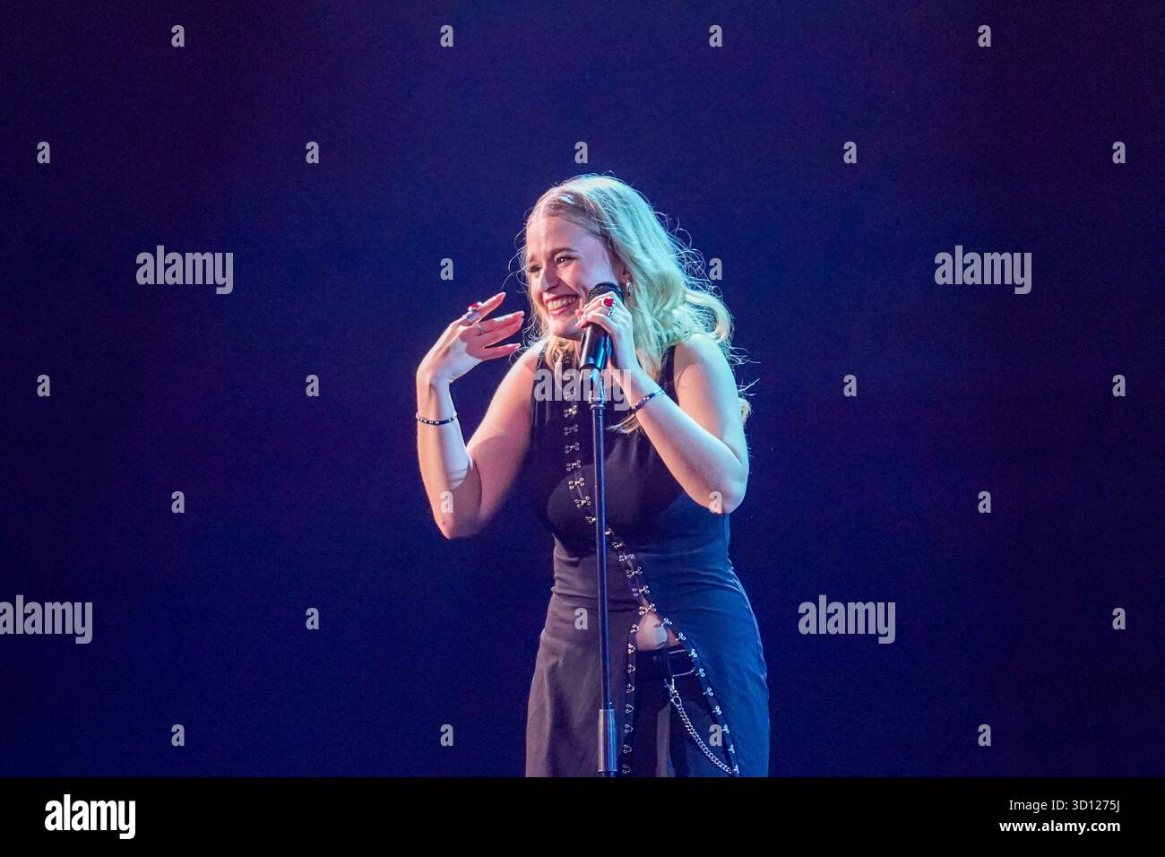 Centre de congrès Filadelfia, Stockholm, Suède. 25 octobre 2025. Dans le deuxième épisode live d'Idol 2025 sur TV4, huit concurrents se sont affrontés dans des rondes de duel intenses. Après les représentations et le vote du public, deux participants ont été éliminés, réduisant le nombre de participants à mesure que la compétition s'intensifie. Le spectacle comportait des voix brutes en direct, un éclairage dramatique et une tension à enjeux élevés. Crédit : Daniel Bengtsson/Alamy Live News Banque D'Images