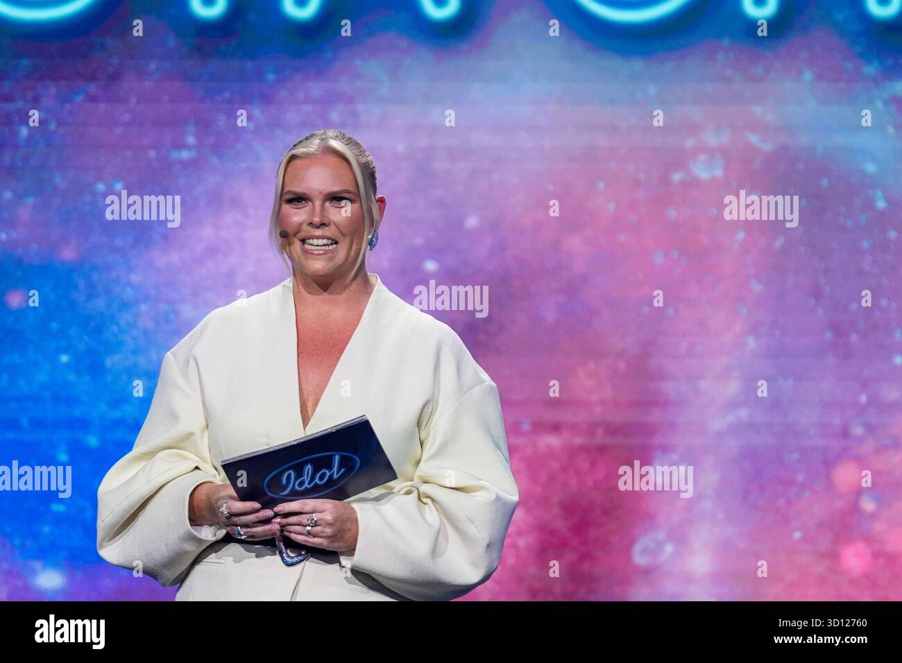 Centre de congrès Filadelfia, Stockholm, Suède. 25 octobre 2025. Dans le deuxième épisode live d'Idol 2025 sur TV4, huit concurrents se sont affrontés dans des rondes de duel intenses. Après les représentations et le vote du public, deux participants ont été éliminés, réduisant le nombre de participants à mesure que la compétition s'intensifie. Le spectacle comportait des voix brutes en direct, un éclairage dramatique et une tension à enjeux élevés. Johanna Nordström crédit : Daniel Bengtsson/Alamy Live News Banque D'Images