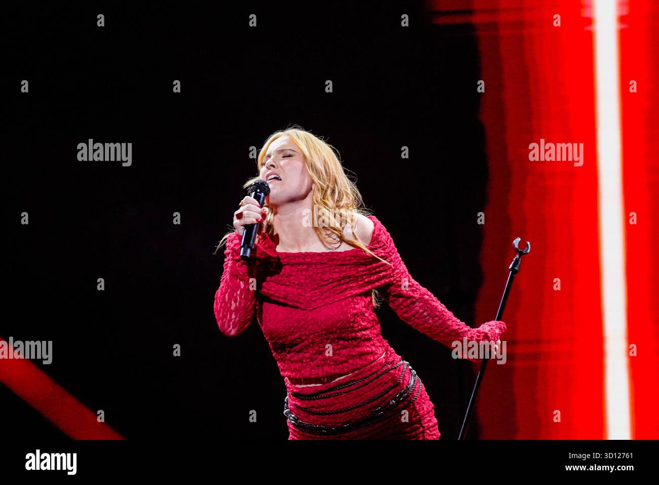 Centre de congrès Filadelfia, Stockholm, Suède. 25 octobre 2025. Dans le deuxième épisode live d'Idol 2025 sur TV4, huit concurrents se sont affrontés dans des rondes de duel intenses. Après les représentations et le vote du public, deux participants ont été éliminés, réduisant le nombre de participants à mesure que la compétition s'intensifie. Le spectacle comportait des voix brutes en direct, un éclairage dramatique et une tension à enjeux élevés. Crédit : Daniel Bengtsson/Alamy Live News Banque D'Images