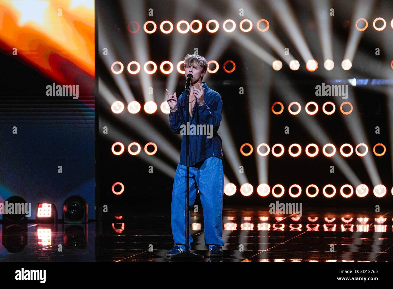 Centre de congrès Filadelfia, Stockholm, Suède. 25 octobre 2025. Dans le deuxième épisode live d'Idol 2025 sur TV4, huit concurrents se sont affrontés dans des rondes de duel intenses. Après les représentations et le vote du public, deux participants ont été éliminés, réduisant le nombre de participants à mesure que la compétition s'intensifie. Le spectacle comportait des voix brutes en direct, un éclairage dramatique et une tension à enjeux élevés. Crédit : Daniel Bengtsson/Alamy Live News Banque D'Images