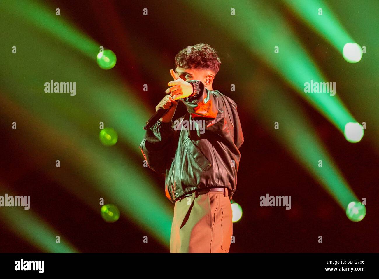 Centre de congrès Filadelfia, Stockholm, Suède. 25 octobre 2025. Dans le deuxième épisode live d'Idol 2025 sur TV4, huit concurrents se sont affrontés dans des rondes de duel intenses. Après les représentations et le vote du public, deux participants ont été éliminés, réduisant le nombre de participants à mesure que la compétition s'intensifie. Le spectacle comportait des voix brutes en direct, un éclairage dramatique et une tension à enjeux élevés. Crédit : Daniel Bengtsson/Alamy Live News Banque D'Images