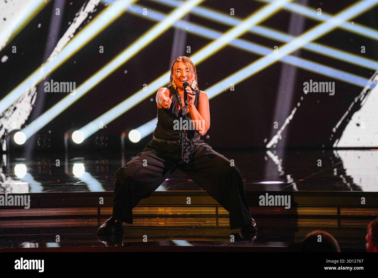 Centre de congrès Filadelfia, Stockholm, Suède. 25 octobre 2025. Dans le deuxième épisode live d'Idol 2025 sur TV4, huit concurrents se sont affrontés dans des rondes de duel intenses. Après les représentations et le vote du public, deux participants ont été éliminés, réduisant le nombre de participants à mesure que la compétition s'intensifie. Le spectacle comportait des voix brutes en direct, un éclairage dramatique et une tension à enjeux élevés. Crédit : Daniel Bengtsson/Alamy Live News Banque D'Images