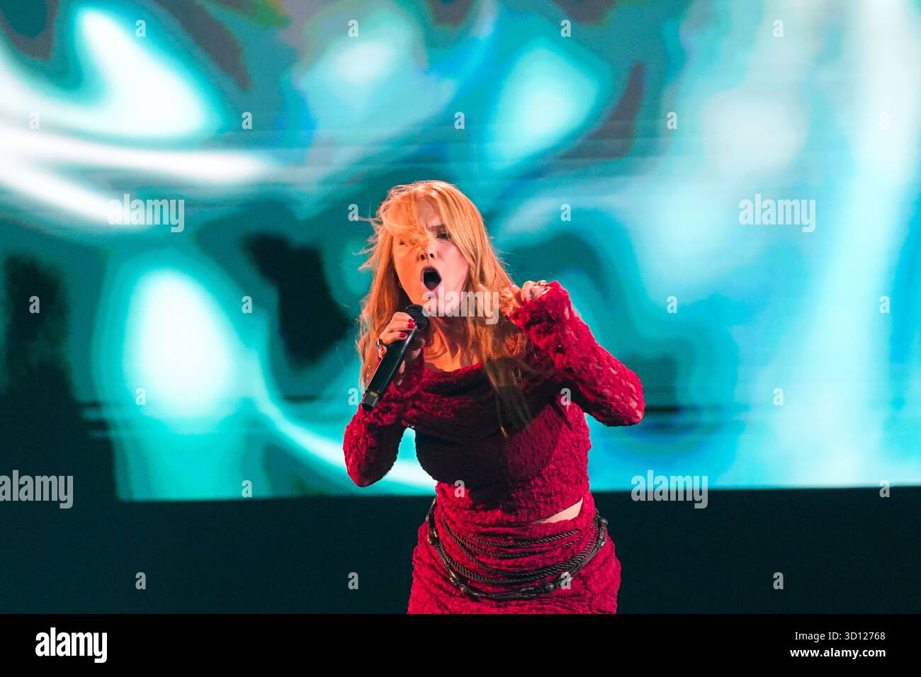 Centre de congrès Filadelfia, Stockholm, Suède. 25 octobre 2025. Dans le deuxième épisode live d'Idol 2025 sur TV4, huit concurrents se sont affrontés dans des rondes de duel intenses. Après les représentations et le vote du public, deux participants ont été éliminés, réduisant le nombre de participants à mesure que la compétition s'intensifie. Le spectacle comportait des voix brutes en direct, un éclairage dramatique et une tension à enjeux élevés. Crédit : Daniel Bengtsson/Alamy Live News Banque D'Images