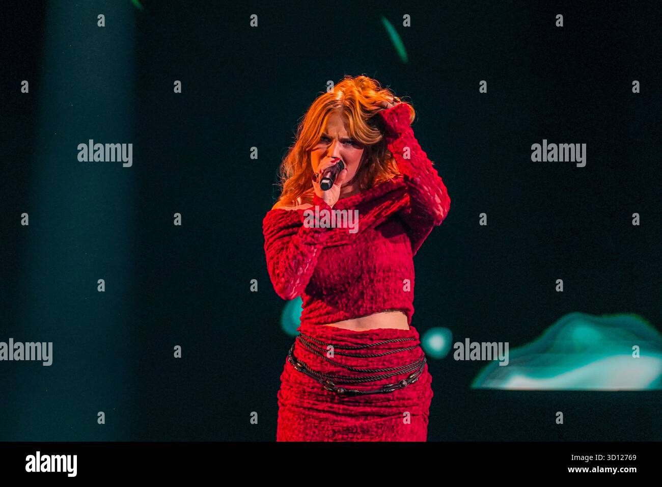 Centre de congrès Filadelfia, Stockholm, Suède. 25 octobre 2025. Dans le deuxième épisode live d'Idol 2025 sur TV4, huit concurrents se sont affrontés dans des rondes de duel intenses. Après les représentations et le vote du public, deux participants ont été éliminés, réduisant le nombre de participants à mesure que la compétition s'intensifie. Le spectacle comportait des voix brutes en direct, un éclairage dramatique et une tension à enjeux élevés. Crédit : Daniel Bengtsson/Alamy Live News Banque D'Images