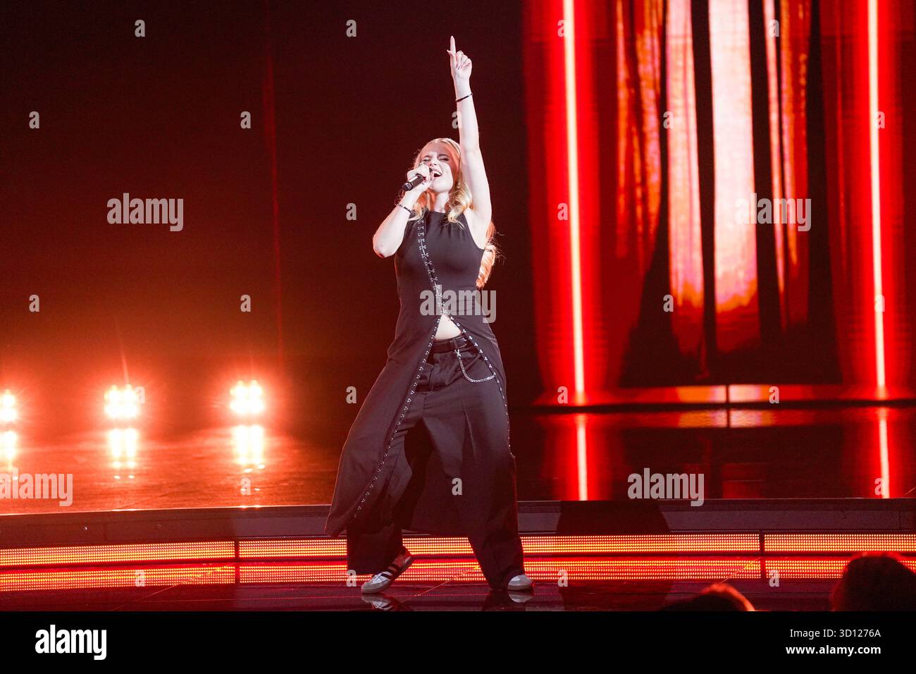 Centre de congrès Filadelfia, Stockholm, Suède. 25 octobre 2025. Dans le deuxième épisode live d'Idol 2025 sur TV4, huit concurrents se sont affrontés dans des rondes de duel intenses. Après les représentations et le vote du public, deux participants ont été éliminés, réduisant le nombre de participants à mesure que la compétition s'intensifie. Le spectacle comportait des voix brutes en direct, un éclairage dramatique et une tension à enjeux élevés. Crédit : Daniel Bengtsson/Alamy Live News Banque D'Images