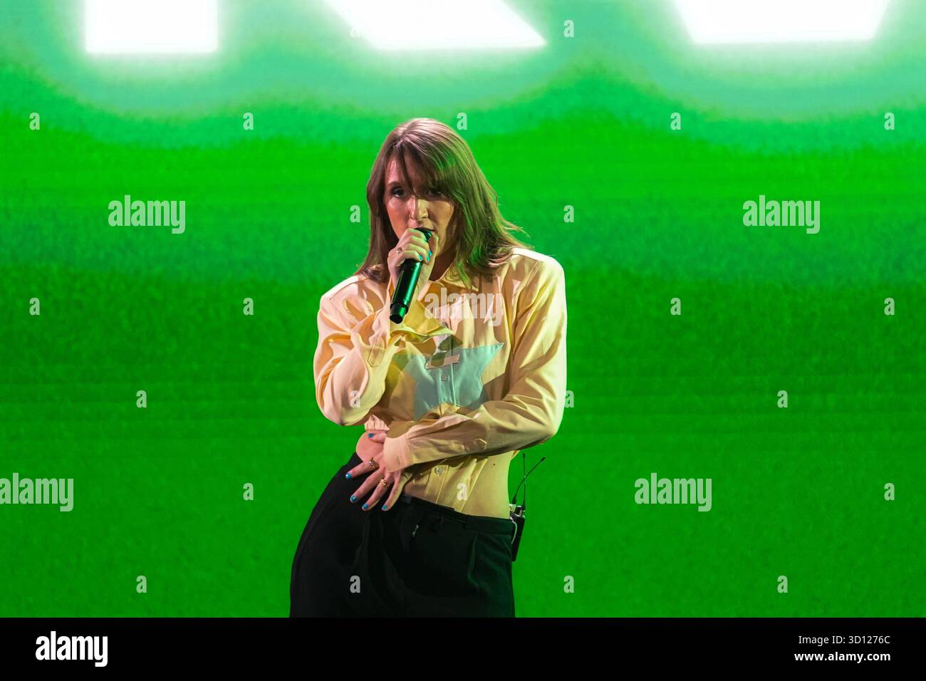 Centre de congrès Filadelfia, Stockholm, Suède. 25 octobre 2025. Dans le deuxième épisode live d'Idol 2025 sur TV4, huit concurrents se sont affrontés dans des rondes de duel intenses. Après les représentations et le vote du public, deux participants ont été éliminés, réduisant le nombre de participants à mesure que la compétition s'intensifie. Le spectacle comportait des voix brutes en direct, un éclairage dramatique et une tension à enjeux élevés. Myra Granberg crédit : Daniel Bengtsson/Alamy Live News Banque D'Images