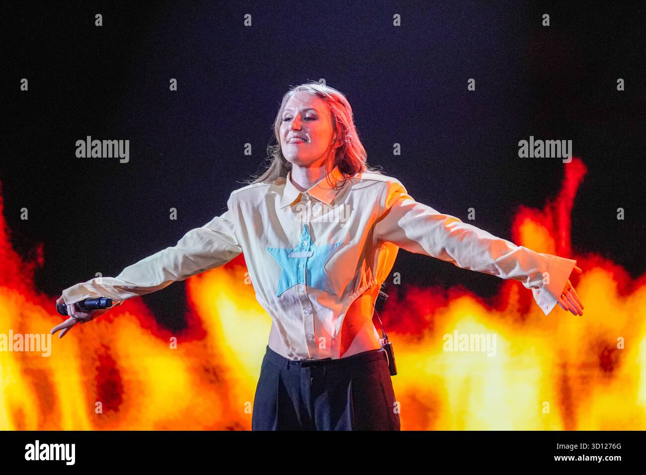 Centre de congrès Filadelfia, Stockholm, Suède. 25 octobre 2025. Dans le deuxième épisode live d'Idol 2025 sur TV4, huit concurrents se sont affrontés dans des rondes de duel intenses. Après les représentations et le vote du public, deux participants ont été éliminés, réduisant le nombre de participants à mesure que la compétition s'intensifie. Le spectacle comportait des voix brutes en direct, un éclairage dramatique et une tension à enjeux élevés. Myra Granberg crédit : Daniel Bengtsson/Alamy Live News Banque D'Images