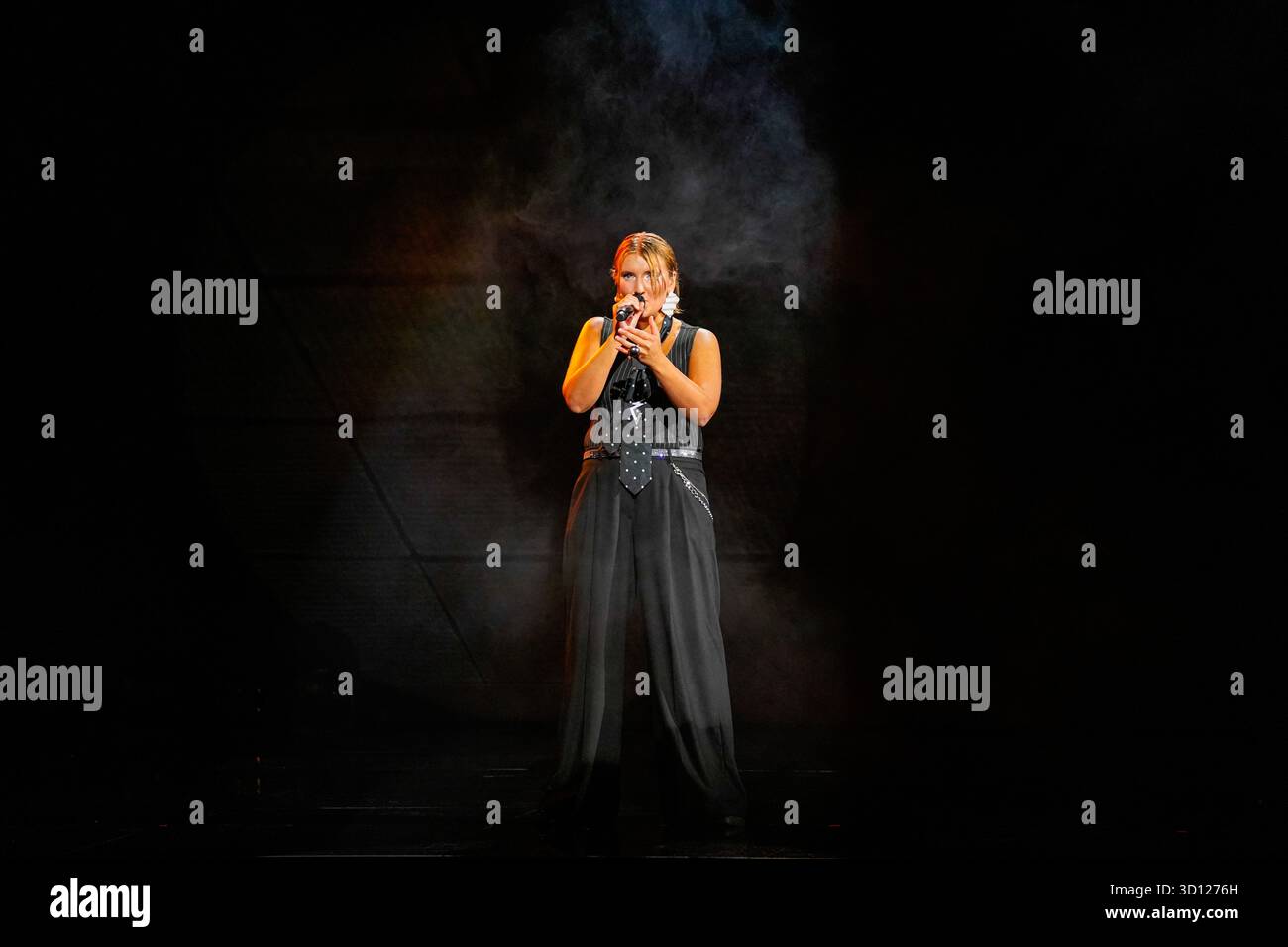 Centre de congrès Filadelfia, Stockholm, Suède. 25 octobre 2025. Dans le deuxième épisode live d'Idol 2025 sur TV4, huit concurrents se sont affrontés dans des rondes de duel intenses. Après les représentations et le vote du public, deux participants ont été éliminés, réduisant le nombre de participants à mesure que la compétition s'intensifie. Le spectacle comportait des voix brutes en direct, un éclairage dramatique et une tension à enjeux élevés. Crédit : Daniel Bengtsson/Alamy Live News Banque D'Images