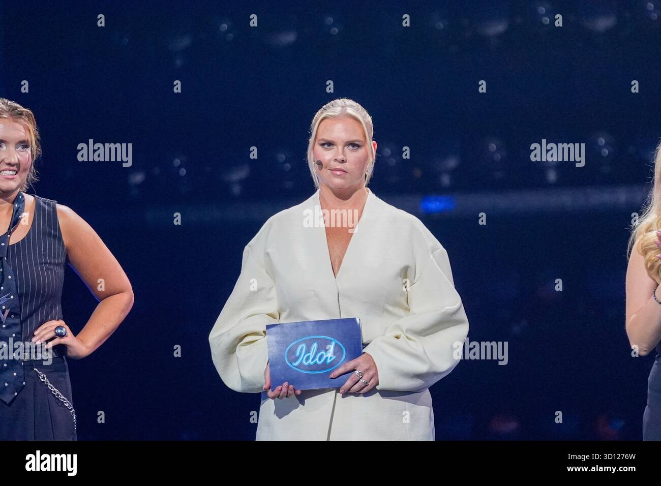 Centre de congrès Filadelfia, Stockholm, Suède. 25 octobre 2025. Dans le deuxième épisode live d'Idol 2025 sur TV4, huit concurrents se sont affrontés dans des rondes de duel intenses. Après les représentations et le vote du public, deux participants ont été éliminés, réduisant le nombre de participants à mesure que la compétition s'intensifie. Le spectacle comportait des voix brutes en direct, un éclairage dramatique et une tension à enjeux élevés. Johanna Nordström crédit : Daniel Bengtsson/Alamy Live News Banque D'Images