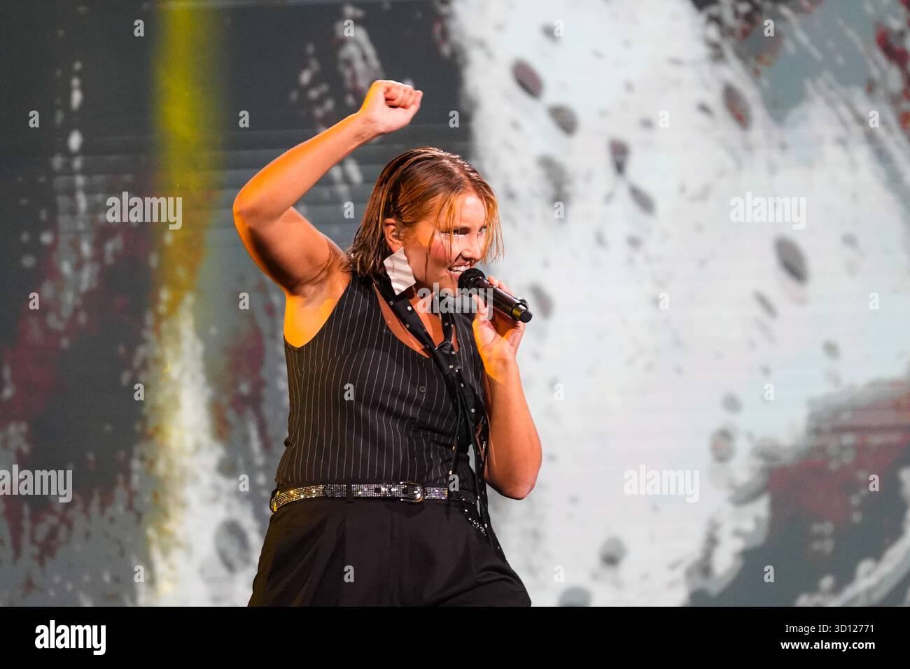 Centre de congrès Filadelfia, Stockholm, Suède. 25 octobre 2025. Dans le deuxième épisode live d'Idol 2025 sur TV4, huit concurrents se sont affrontés dans des rondes de duel intenses. Après les représentations et le vote du public, deux participants ont été éliminés, réduisant le nombre de participants à mesure que la compétition s'intensifie. Le spectacle comportait des voix brutes en direct, un éclairage dramatique et une tension à enjeux élevés. Crédit : Daniel Bengtsson/Alamy Live News Banque D'Images