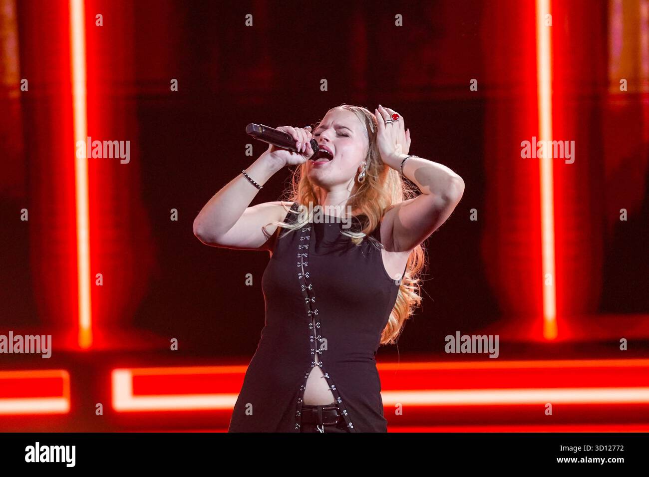 Centre de congrès Filadelfia, Stockholm, Suède. 25 octobre 2025. Dans le deuxième épisode live d'Idol 2025 sur TV4, huit concurrents se sont affrontés dans des rondes de duel intenses. Après les représentations et le vote du public, deux participants ont été éliminés, réduisant le nombre de participants à mesure que la compétition s'intensifie. Le spectacle comportait des voix brutes en direct, un éclairage dramatique et une tension à enjeux élevés. Crédit : Daniel Bengtsson/Alamy Live News Banque D'Images