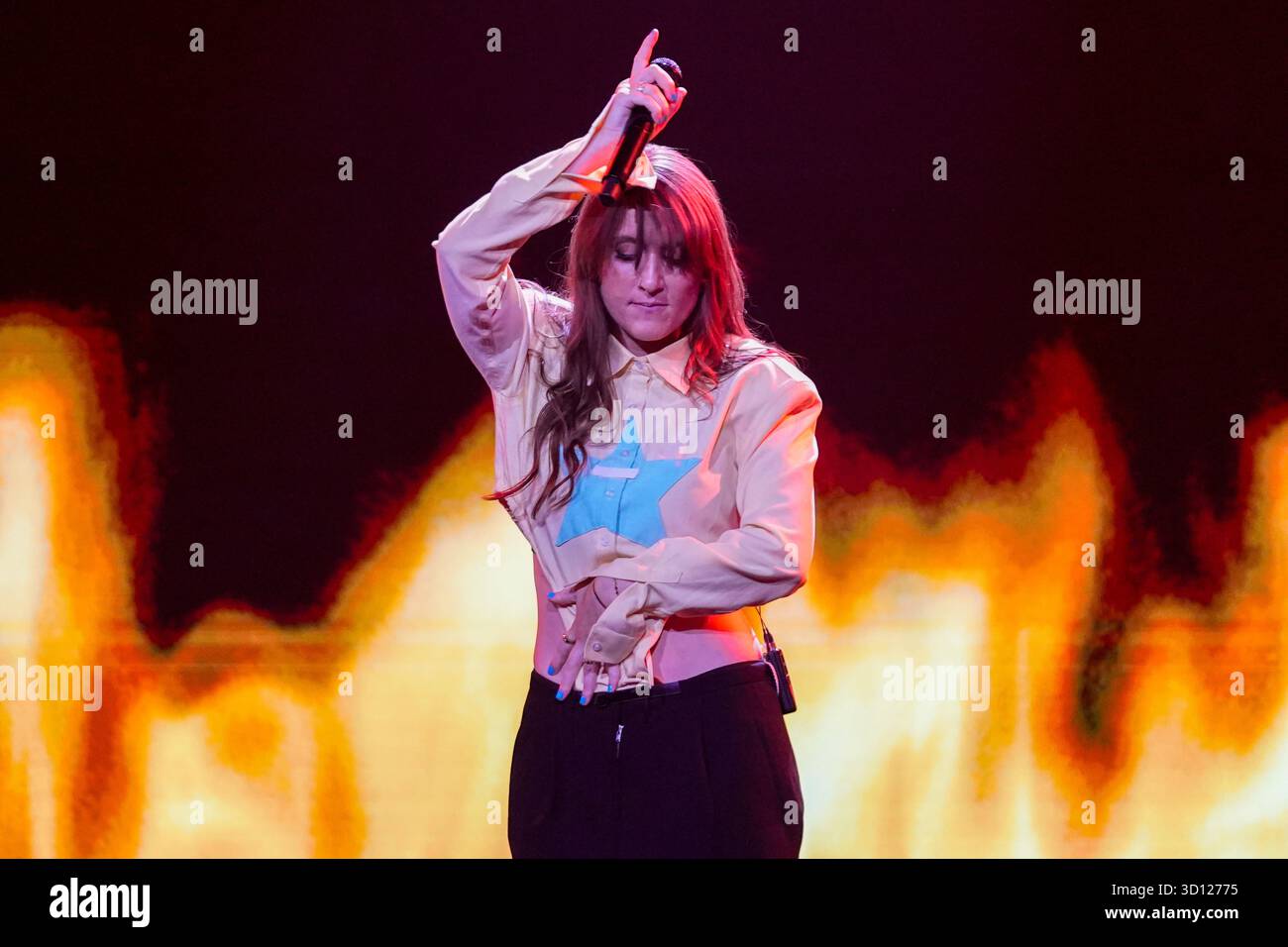 Centre de congrès Filadelfia, Stockholm, Suède. 25 octobre 2025. Dans le deuxième épisode live d'Idol 2025 sur TV4, huit concurrents se sont affrontés dans des rondes de duel intenses. Après les représentations et le vote du public, deux participants ont été éliminés, réduisant le nombre de participants à mesure que la compétition s'intensifie. Le spectacle comportait des voix brutes en direct, un éclairage dramatique et une tension à enjeux élevés. Myra Granberg crédit : Daniel Bengtsson/Alamy Live News Banque D'Images