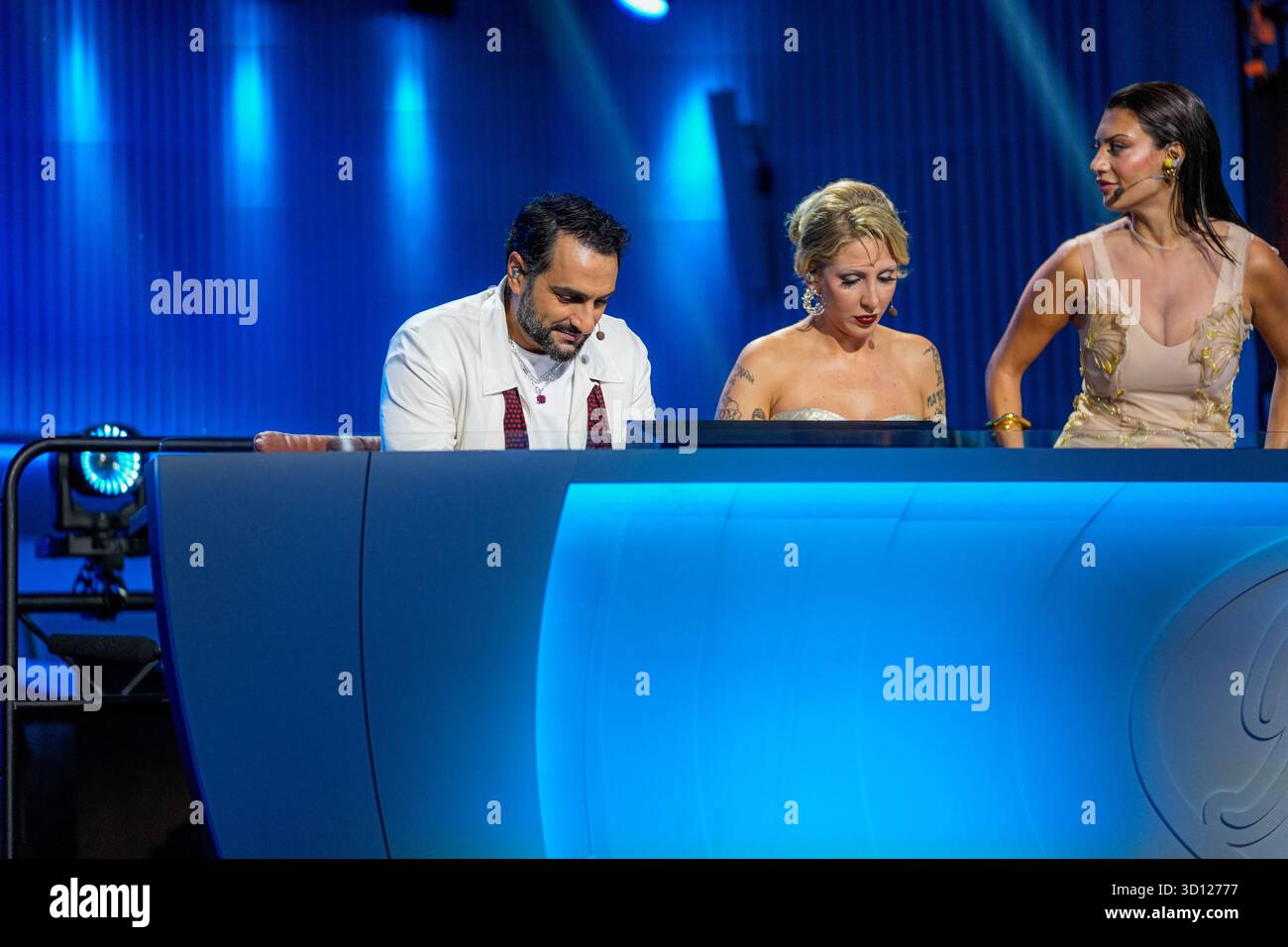 Centre de congrès Filadelfia, Stockholm, Suède. 25 octobre 2025. Dans le deuxième épisode live d'Idol 2025 sur TV4, huit concurrents se sont affrontés dans des rondes de duel intenses. Après les représentations et le vote du public, deux participants ont été éliminés, réduisant le nombre de participants à mesure que la compétition s'intensifie. Le spectacle comportait des voix brutes en direct, un éclairage dramatique et une tension à enjeux élevés. Crédit : Daniel Bengtsson/Alamy Live News Banque D'Images