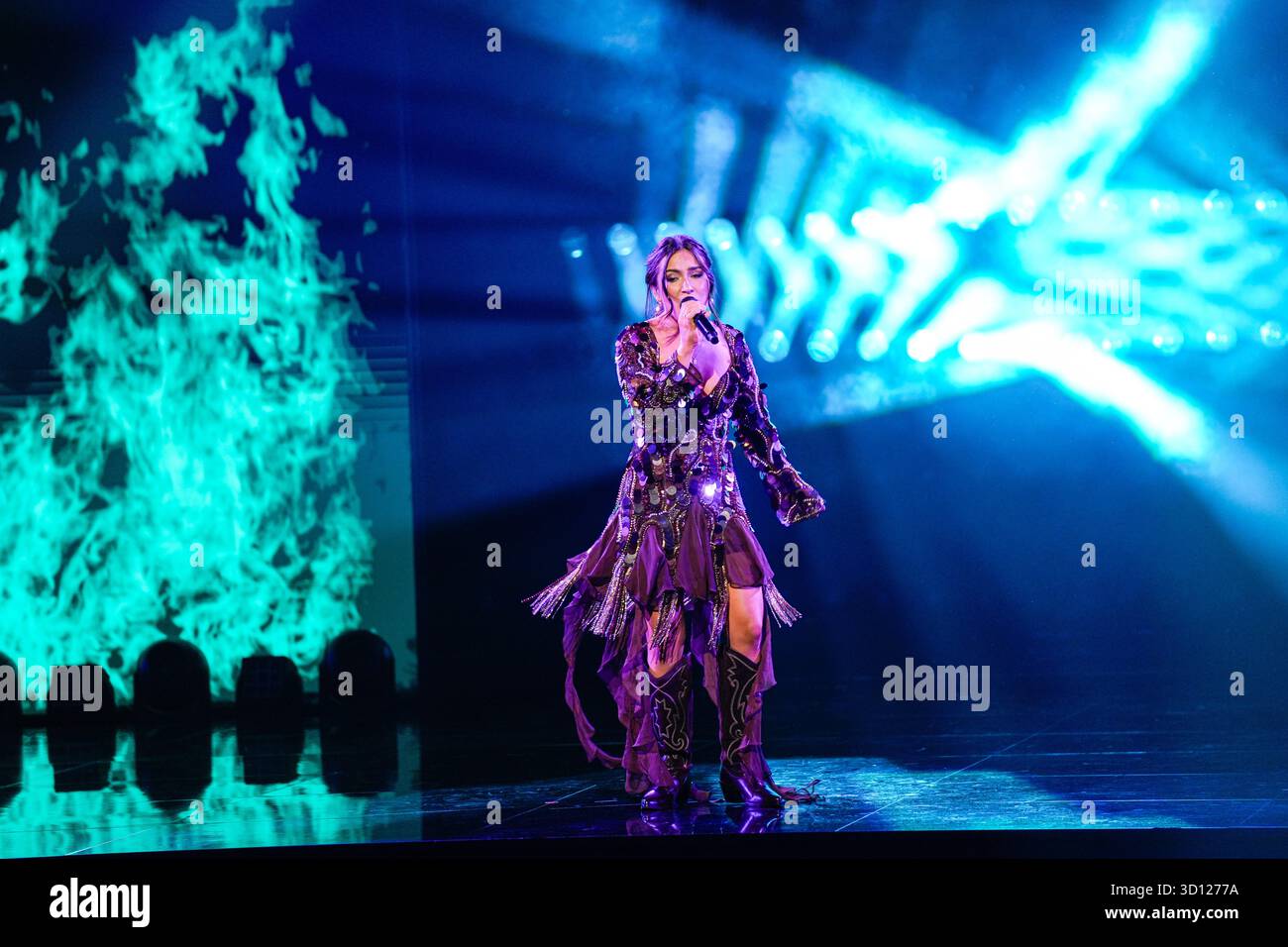 Centre de congrès Filadelfia, Stockholm, Suède. 25 octobre 2025. Dans le deuxième épisode live d'Idol 2025 sur TV4, huit concurrents se sont affrontés dans des rondes de duel intenses. Après les représentations et le vote du public, deux participants ont été éliminés, réduisant le nombre de participants à mesure que la compétition s'intensifie. Le spectacle comportait des voix brutes en direct, un éclairage dramatique et une tension à enjeux élevés. Crédit : Daniel Bengtsson/Alamy Live News Banque D'Images