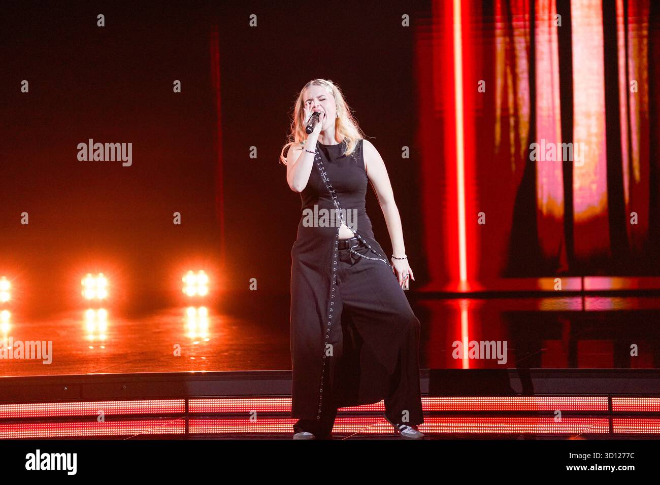 Centre de congrès Filadelfia, Stockholm, Suède. 25 octobre 2025. Dans le deuxième épisode live d'Idol 2025 sur TV4, huit concurrents se sont affrontés dans des rondes de duel intenses. Après les représentations et le vote du public, deux participants ont été éliminés, réduisant le nombre de participants à mesure que la compétition s'intensifie. Le spectacle comportait des voix brutes en direct, un éclairage dramatique et une tension à enjeux élevés. Crédit : Daniel Bengtsson/Alamy Live News Banque D'Images