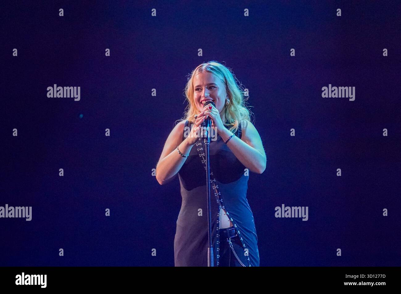 Centre de congrès Filadelfia, Stockholm, Suède. 25 octobre 2025. Dans le deuxième épisode live d'Idol 2025 sur TV4, huit concurrents se sont affrontés dans des rondes de duel intenses. Après les représentations et le vote du public, deux participants ont été éliminés, réduisant le nombre de participants à mesure que la compétition s'intensifie. Le spectacle comportait des voix brutes en direct, un éclairage dramatique et une tension à enjeux élevés. Crédit : Daniel Bengtsson/Alamy Live News Banque D'Images