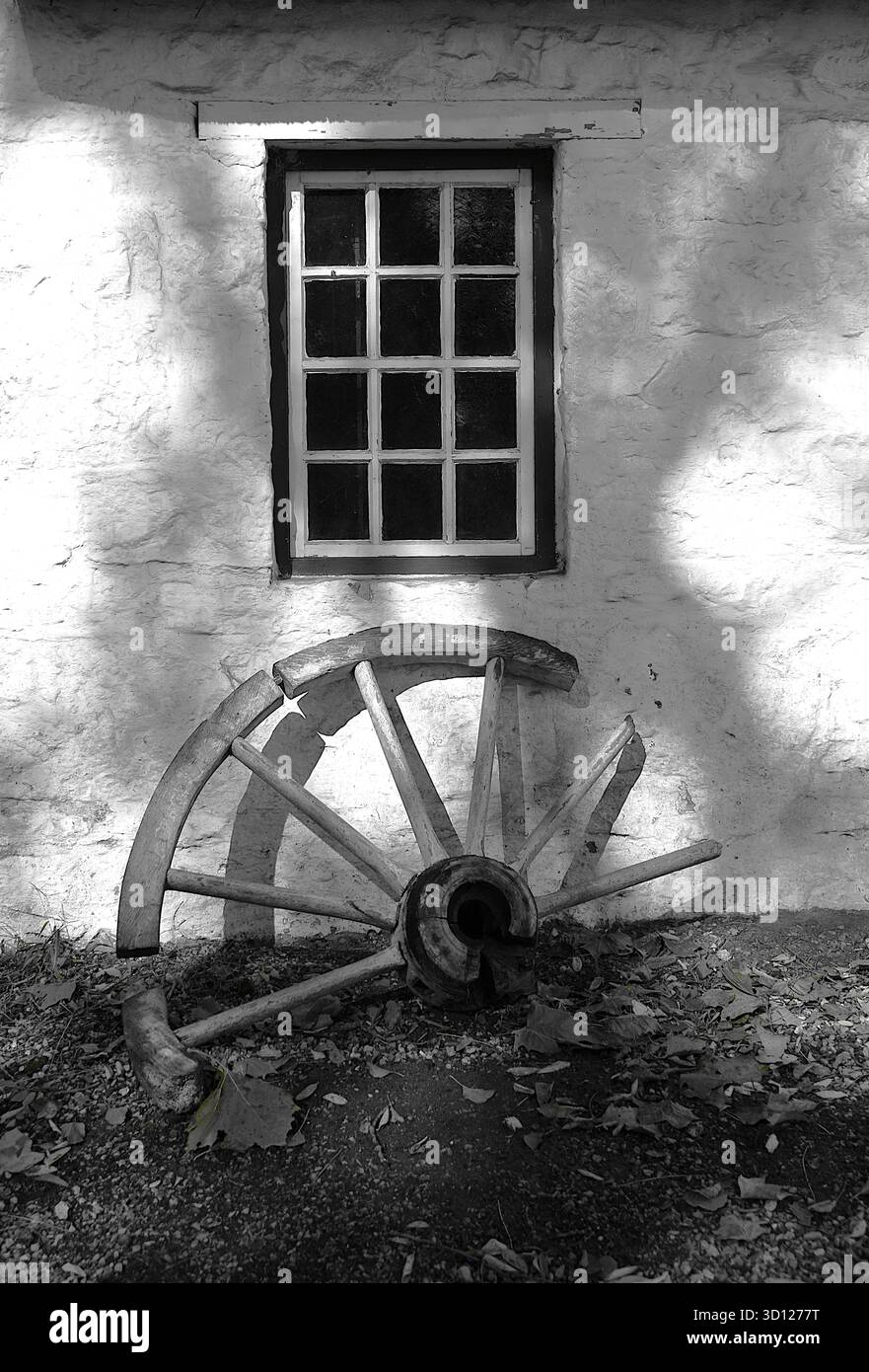 Roue de wagon sous fenêtre. Banque D'Images