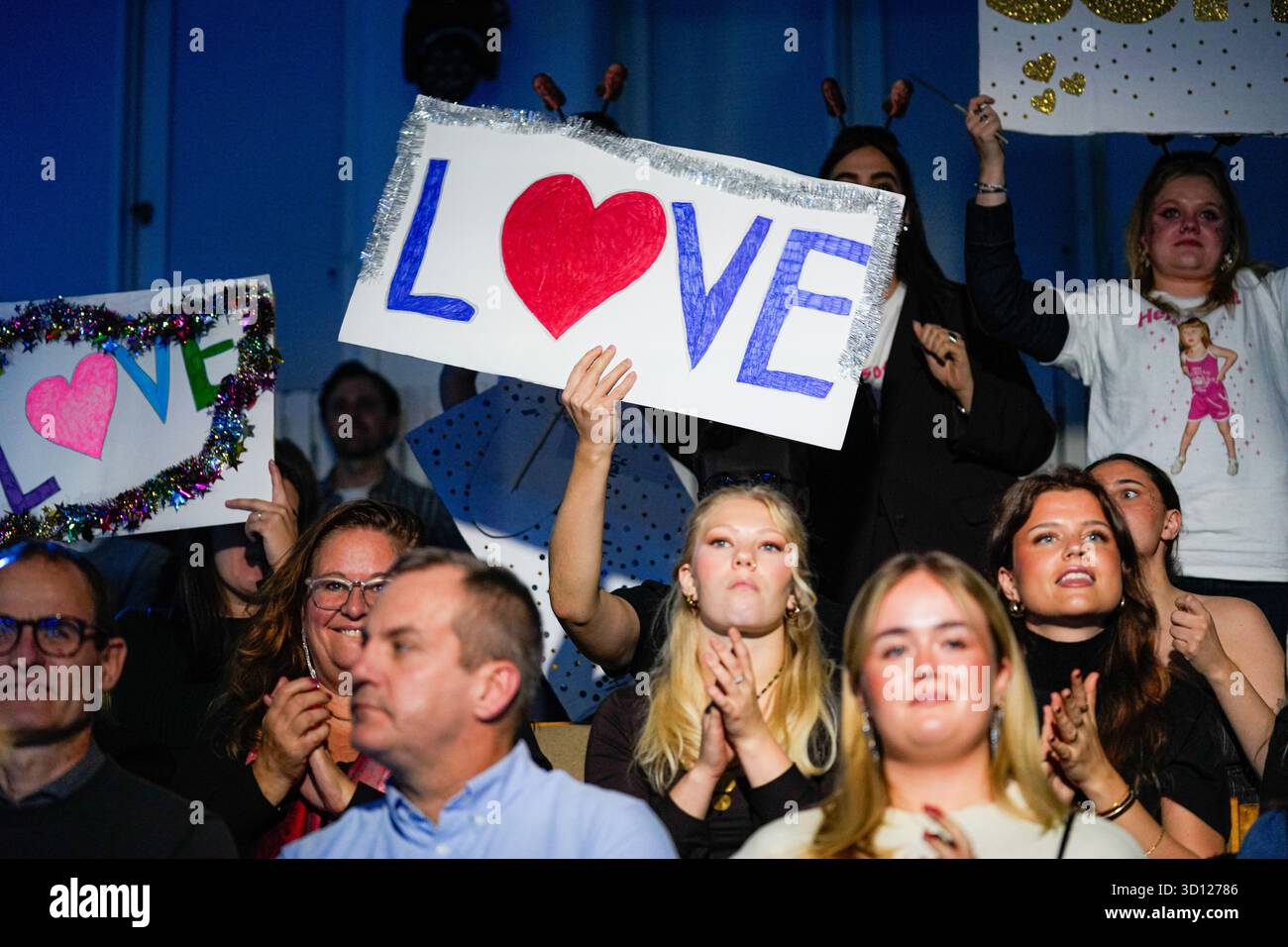 Centre de congrès Filadelfia, Stockholm, Suède. 25 octobre 2025. Dans le deuxième épisode live d'Idol 2025 sur TV4, huit concurrents se sont affrontés dans des rondes de duel intenses. Après les représentations et le vote du public, deux participants ont été éliminés, réduisant le nombre de participants à mesure que la compétition s'intensifie. Le spectacle comportait des voix brutes en direct, un éclairage dramatique et une tension à enjeux élevés. Crédit : Daniel Bengtsson/Alamy Live News Banque D'Images