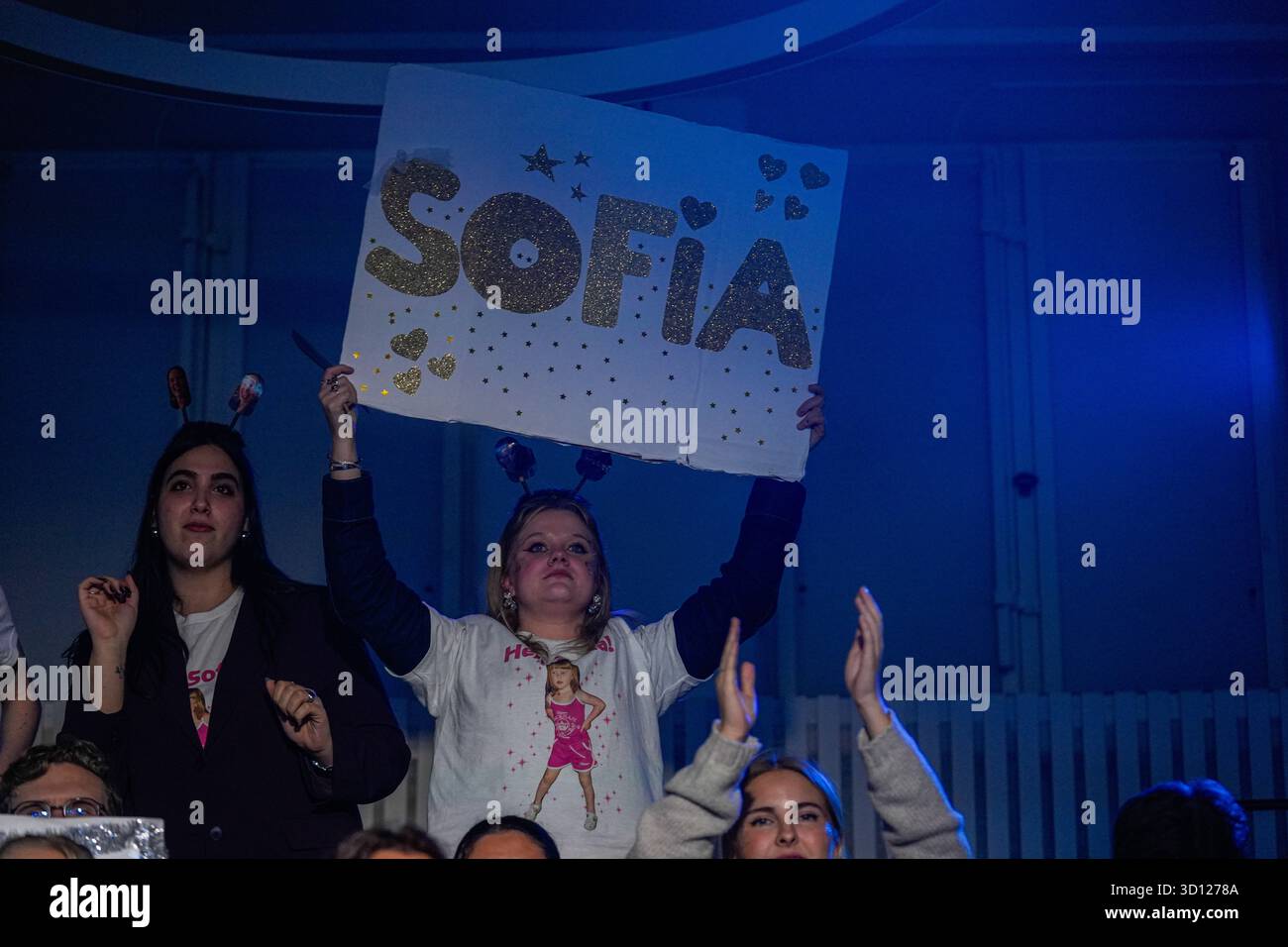 Centre de congrès Filadelfia, Stockholm, Suède. 25 octobre 2025. Dans le deuxième épisode live d'Idol 2025 sur TV4, huit concurrents se sont affrontés dans des rondes de duel intenses. Après les représentations et le vote du public, deux participants ont été éliminés, réduisant le nombre de participants à mesure que la compétition s'intensifie. Le spectacle comportait des voix brutes en direct, un éclairage dramatique et une tension à enjeux élevés. Crédit : Daniel Bengtsson/Alamy Live News Banque D'Images
