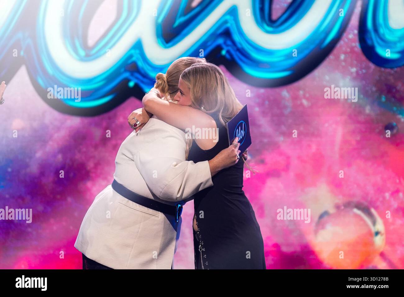 Centre de congrès Filadelfia, Stockholm, Suède. 25 octobre 2025. Dans le deuxième épisode live d'Idol 2025 sur TV4, huit concurrents se sont affrontés dans des rondes de duel intenses. Après les représentations et le vote du public, deux participants ont été éliminés, réduisant le nombre de participants à mesure que la compétition s'intensifie. Le spectacle comportait des voix brutes en direct, un éclairage dramatique et une tension à enjeux élevés. Johanna Nordström crédit : Daniel Bengtsson/Alamy Live News Banque D'Images
