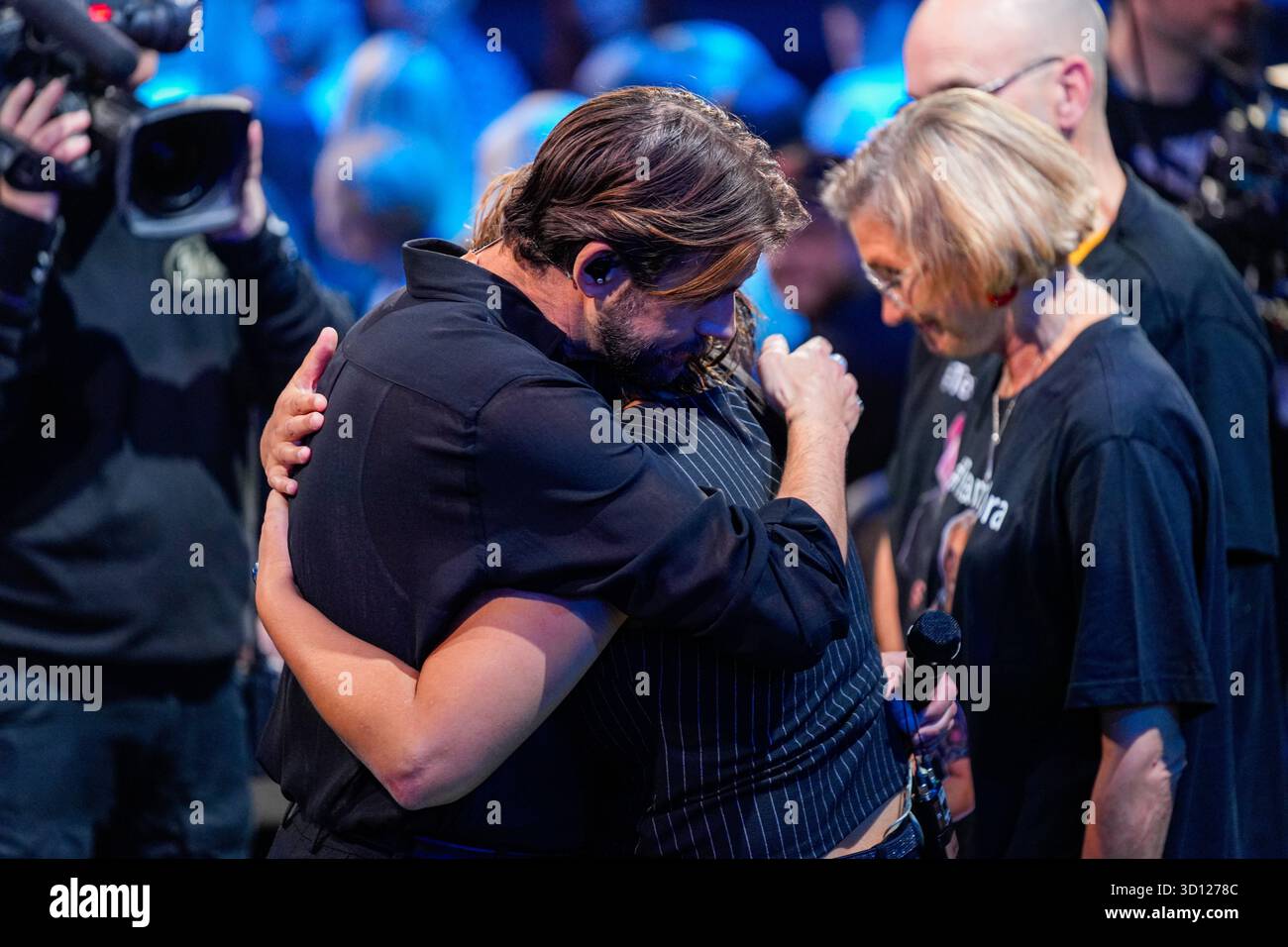 Centre de congrès Filadelfia, Stockholm, Suède. 25 octobre 2025. Dans le deuxième épisode live d'Idol 2025 sur TV4, huit concurrents se sont affrontés dans des rondes de duel intenses. Après les représentations et le vote du public, deux participants ont été éliminés, réduisant le nombre de participants à mesure que la compétition s'intensifie. Le spectacle comportait des voix brutes en direct, un éclairage dramatique et une tension à enjeux élevés. Crédit : Daniel Bengtsson/Alamy Live News Banque D'Images