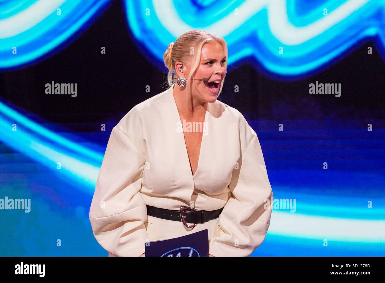 Centre de congrès Filadelfia, Stockholm, Suède. 25 octobre 2025. Dans le deuxième épisode live d'Idol 2025 sur TV4, huit concurrents se sont affrontés dans des rondes de duel intenses. Après les représentations et le vote du public, deux participants ont été éliminés, réduisant le nombre de participants à mesure que la compétition s'intensifie. Le spectacle comportait des voix brutes en direct, un éclairage dramatique et une tension à enjeux élevés. Johanna Nordström crédit : Daniel Bengtsson/Alamy Live News Banque D'Images