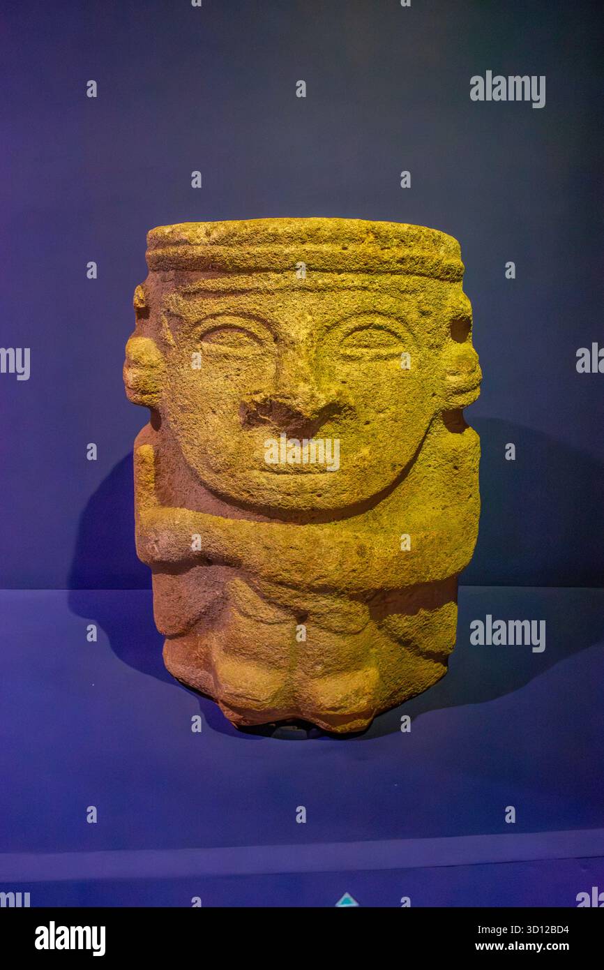 San Agustin, Huila, Colombie - 20 septembre 2025 - vue détaillée d'une statue de pierre précolombienne soulignant son importance historique et artistique. Banque D'Images